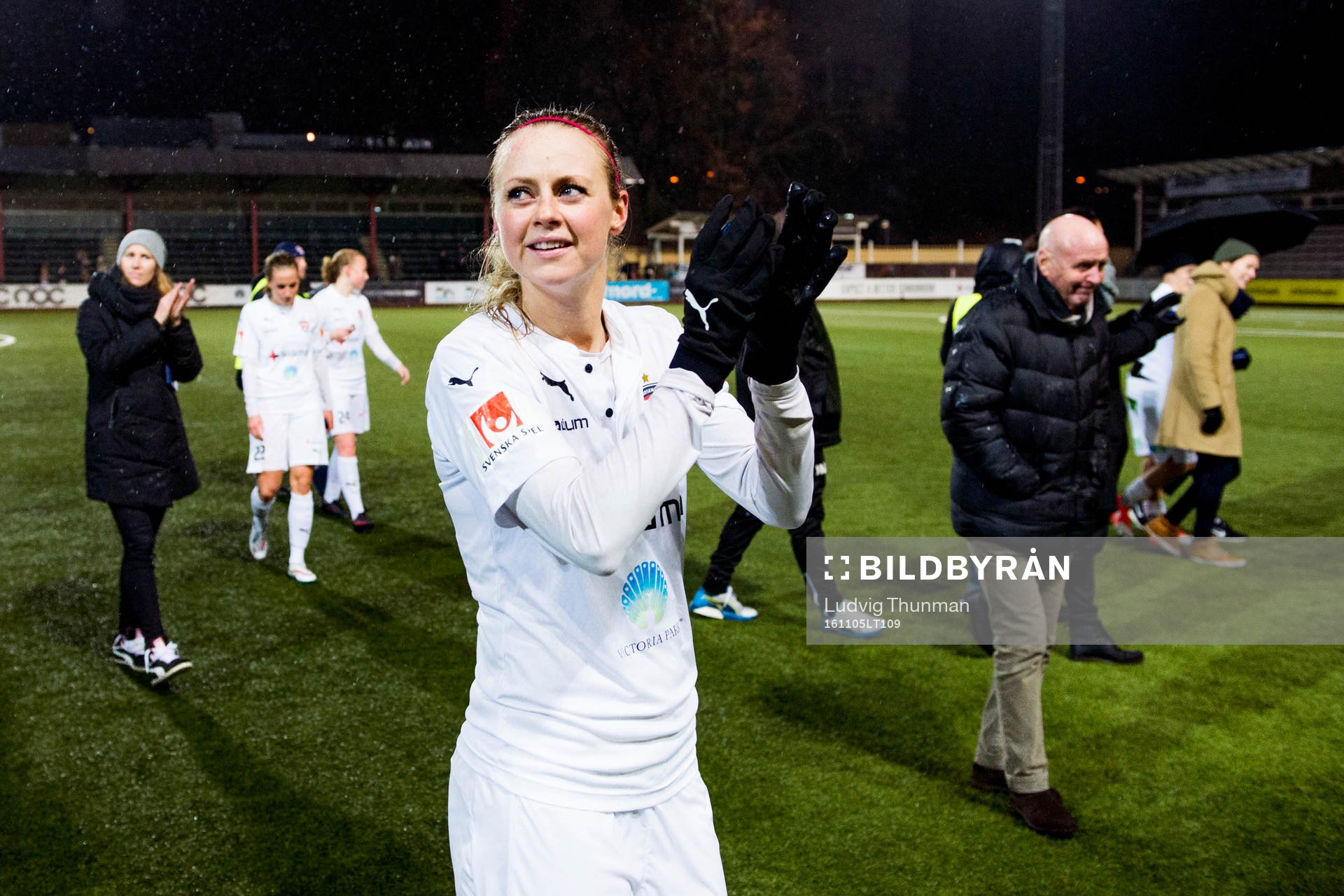 Rosengårds Emma Pennsäter tackar publiken