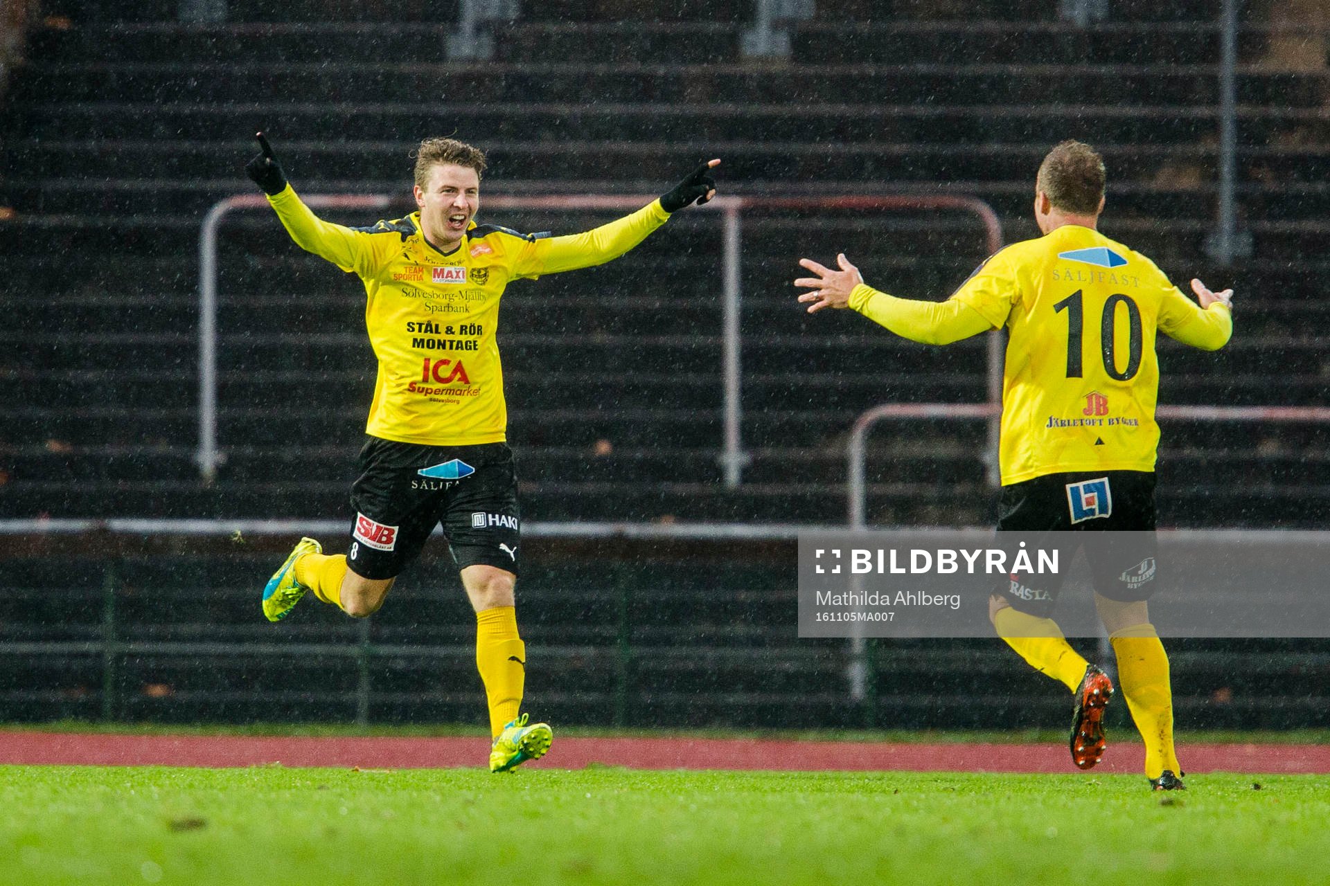 Mjällbys Joel Nilsson jublar med Marcus Ekenberg