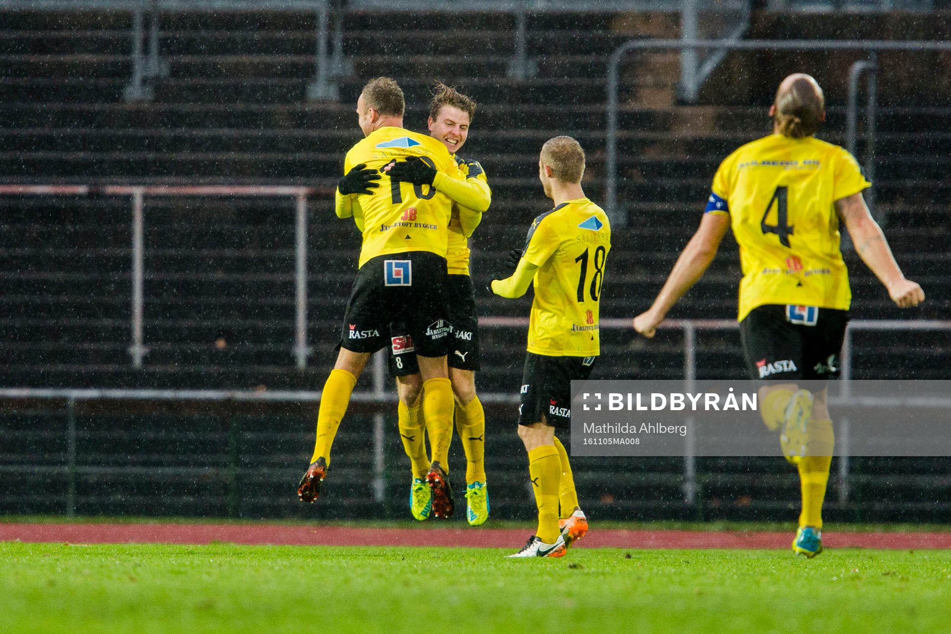 Mjällbys Joel Nilsson jublar med Marcus Ekenberg efter att ha gjort 2-0 under fotbollsmatchen i Division 1 mellan Prespa Birlik och Mjällby den 5 november 2016 i Malmö.
