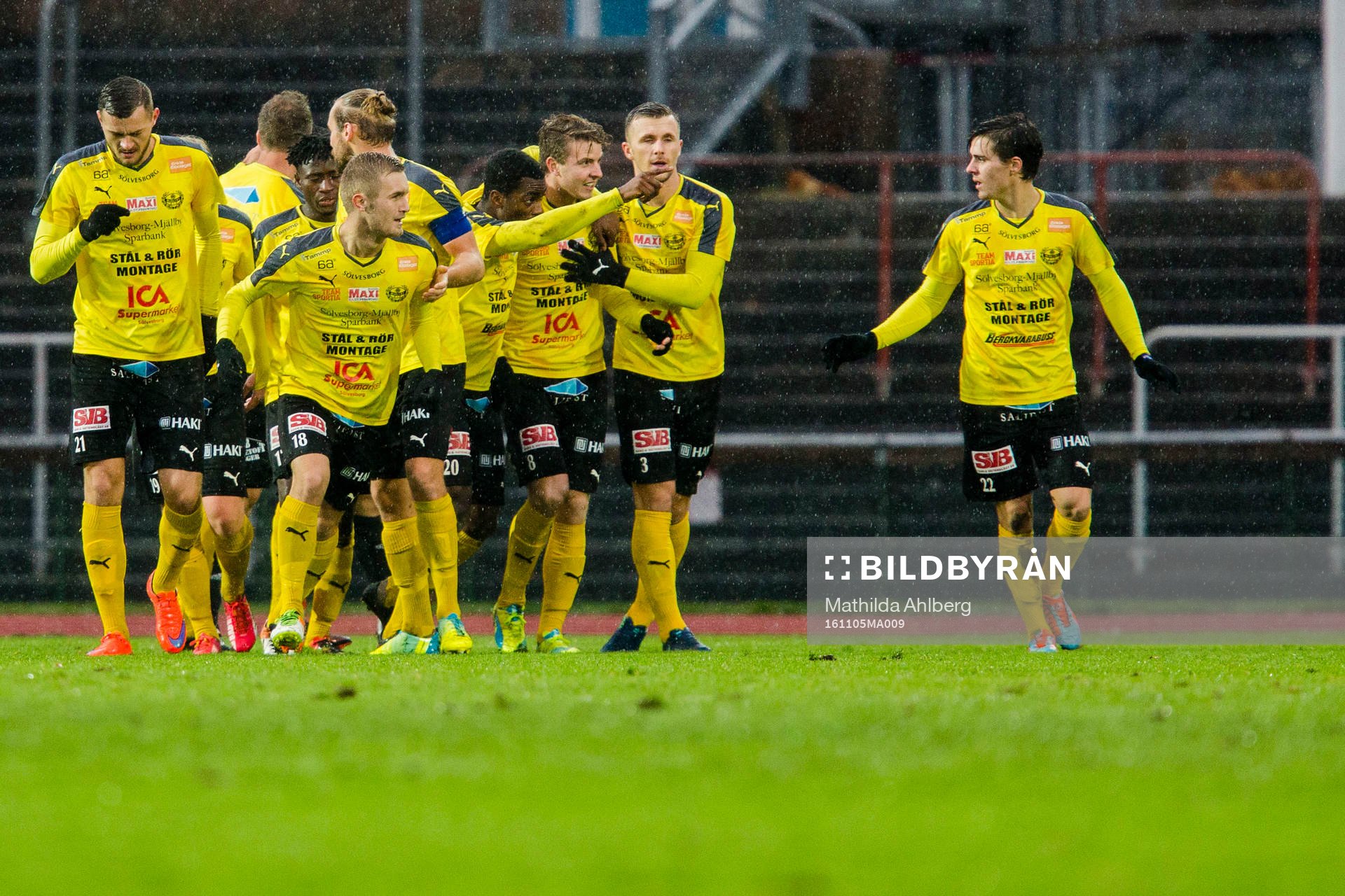 Mjällbys Joel Nilsson jublar med lagkamrater
