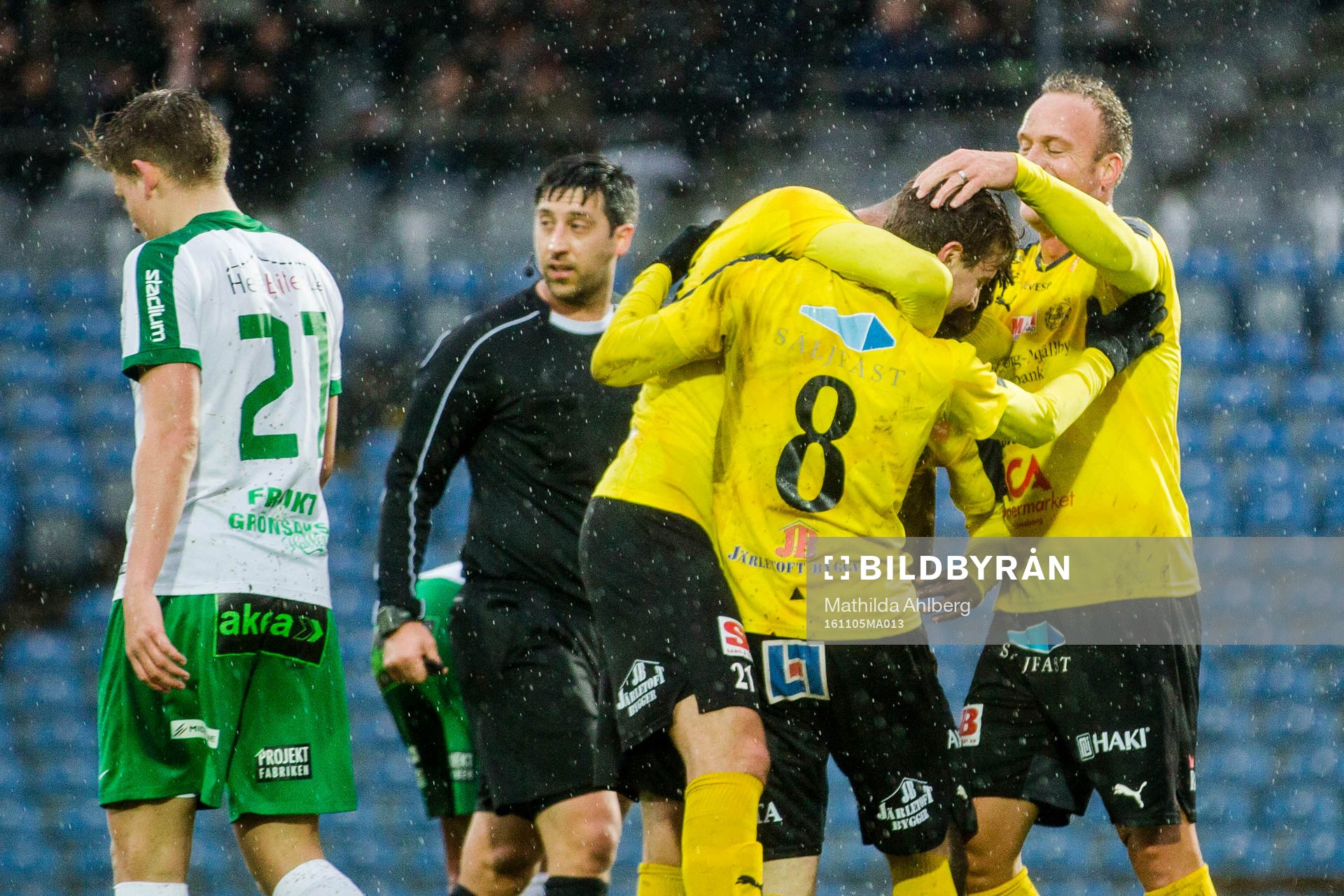 Prespas Emmanuel Ayaah Okine deppar samtidigt som Mjällbys