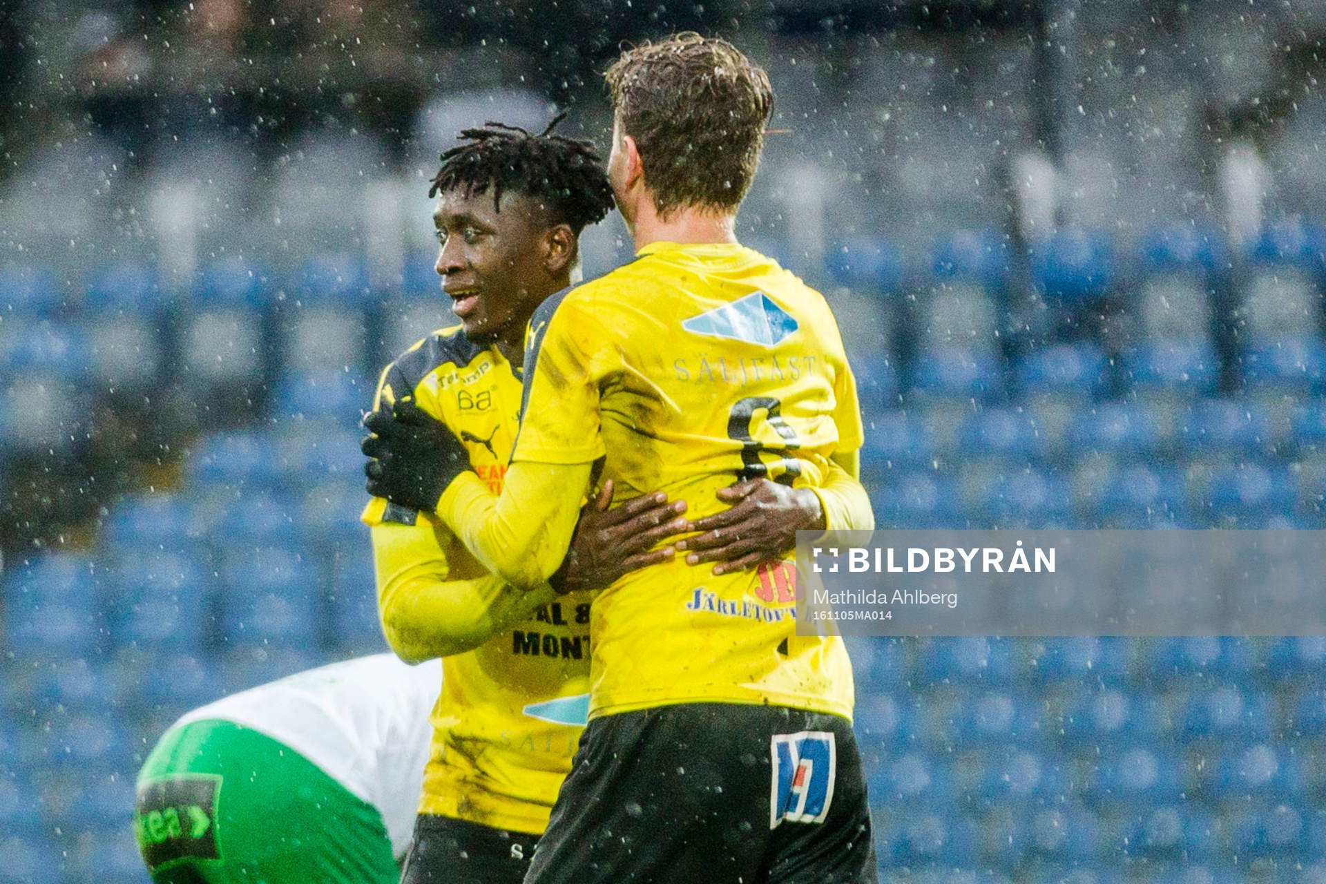 Mjällbys Joel Nilsson (ryggen åt kameran) jublar