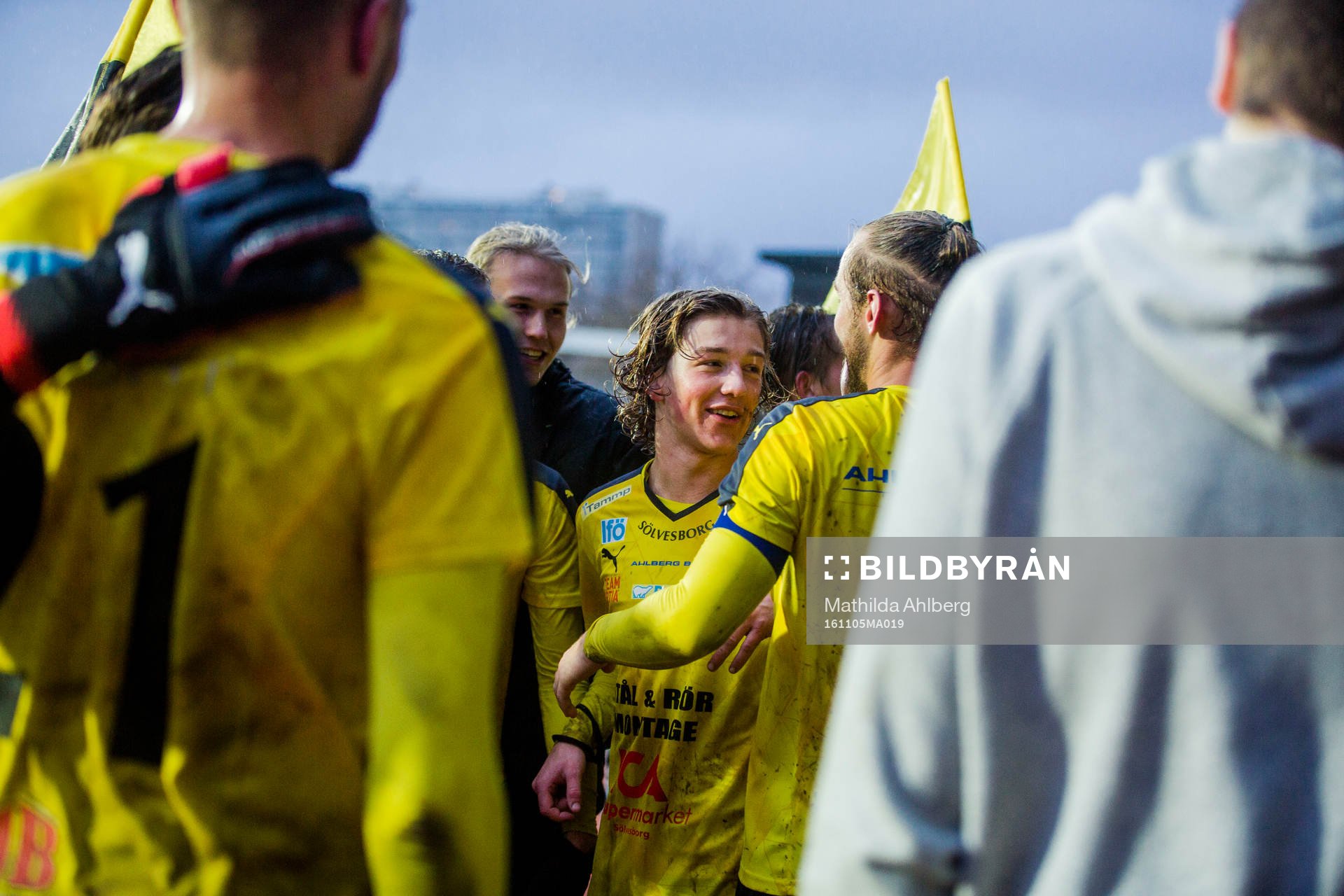 Mjällbys spelare jublar efter att Mjällbys vunnit med 3-0 i fotbollsmatchen i Division 1 mellan Prespa Birlik och Mjällby den 5 november 2016 i Malmö.