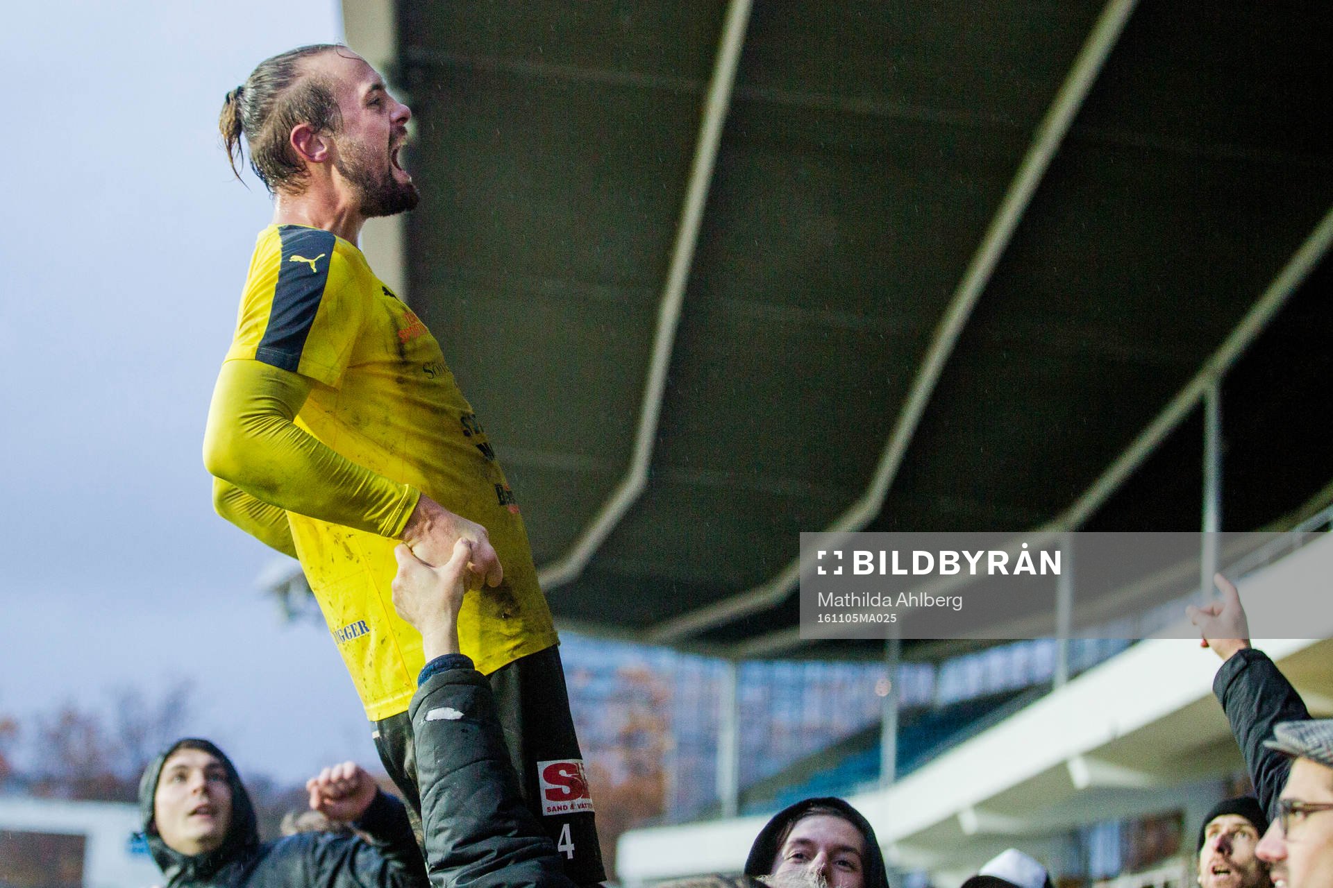 Mjällbys Adam Larsson jublar med publiken efter att Mjällbys vunnit med 3-0 i fotbollsmatchen i Division 1 mellan Prespa Birlik och Mjällby den 5 november 2016 i Malmö.