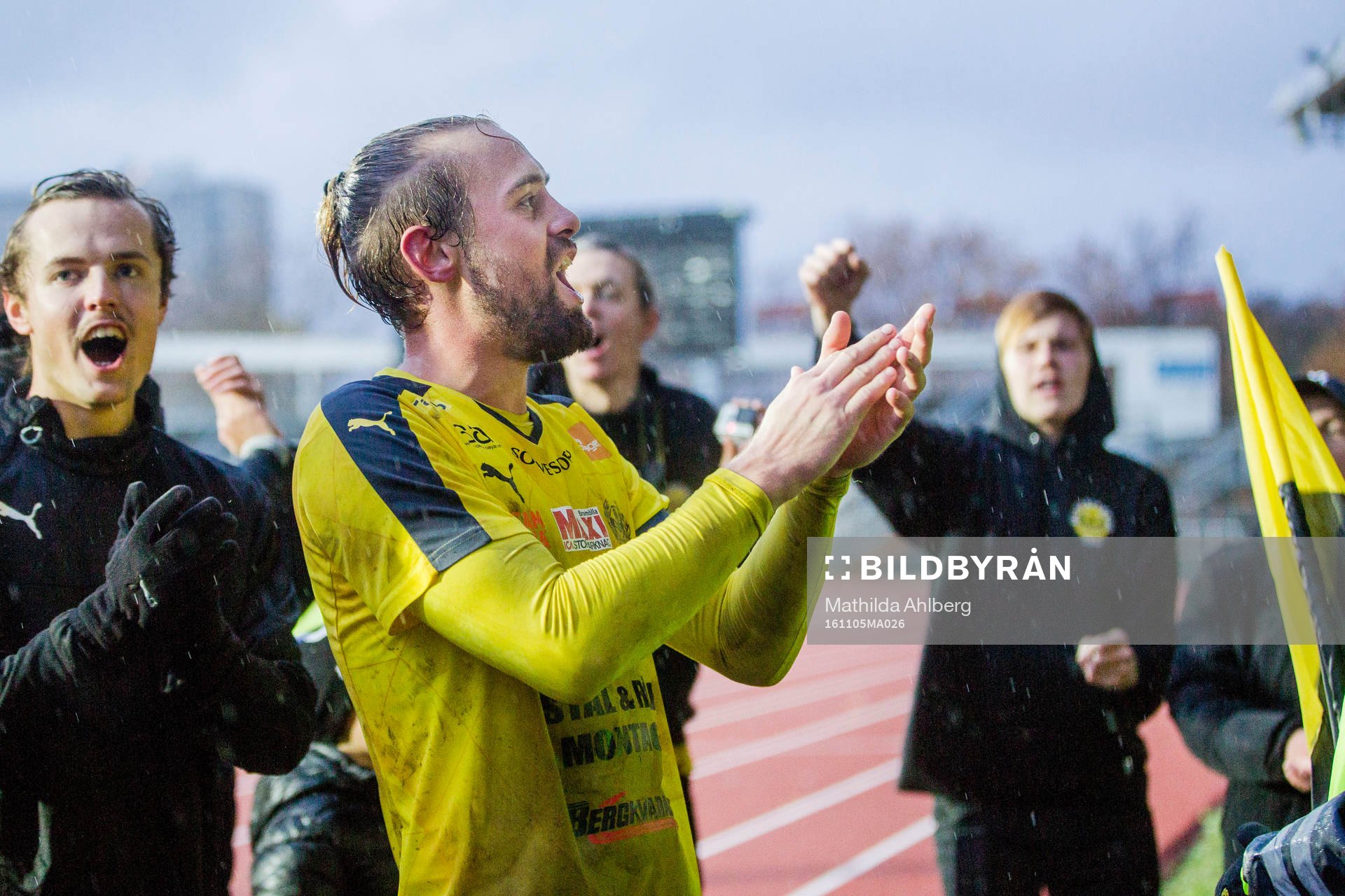 Mjällbys Adam Larsson jublar med publiken efter att Mjällbys vunnit med 3-0 i fotbollsmatchen i Division 1 mellan Prespa Birlik och Mjällby den 5 november 2016 i Malmö.