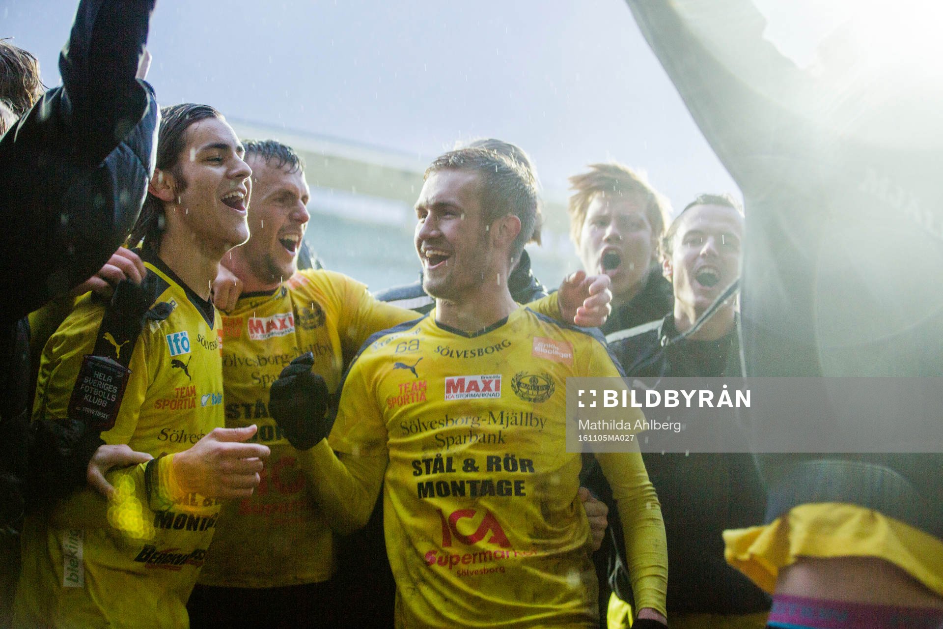 Mjällbys spelare jublar efter att ha vunnit med 3-0 i fotbollsmatchen i Division 1 mellan Prespa Birlik och Mjällby den 5 november 2016 i Malmö.