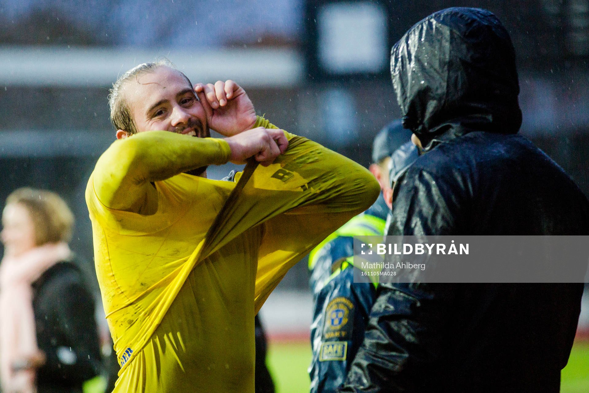 Mjällbys Adam Larsson jublar med publiken efter att Mjällbys vunnit med 3-0 i fotbollsmatchen i Division 1 mellan Prespa Birlik och Mjällby den 5 november 2016 i Malmö.