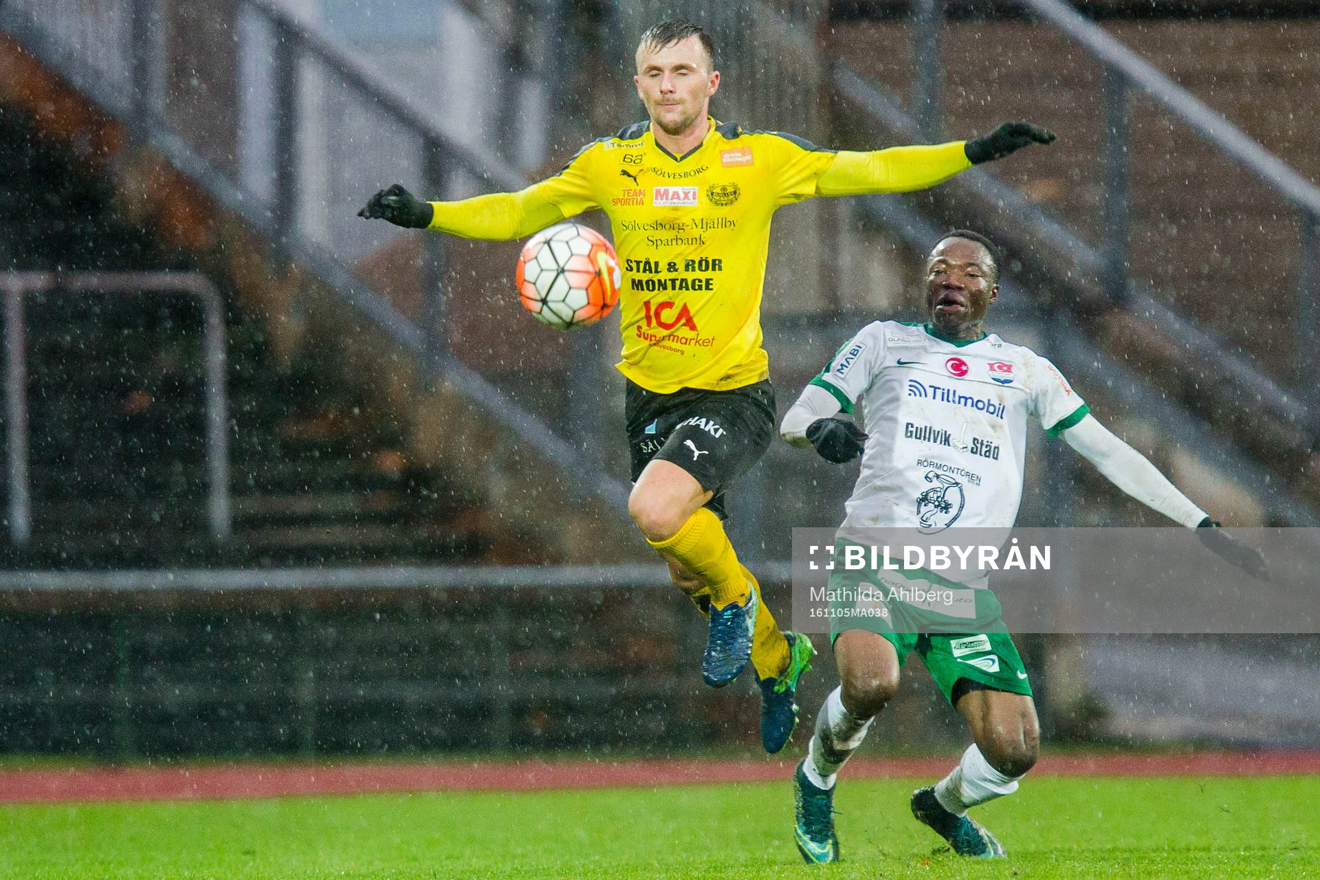 Mjällbys Adi Terzic fångar bollen