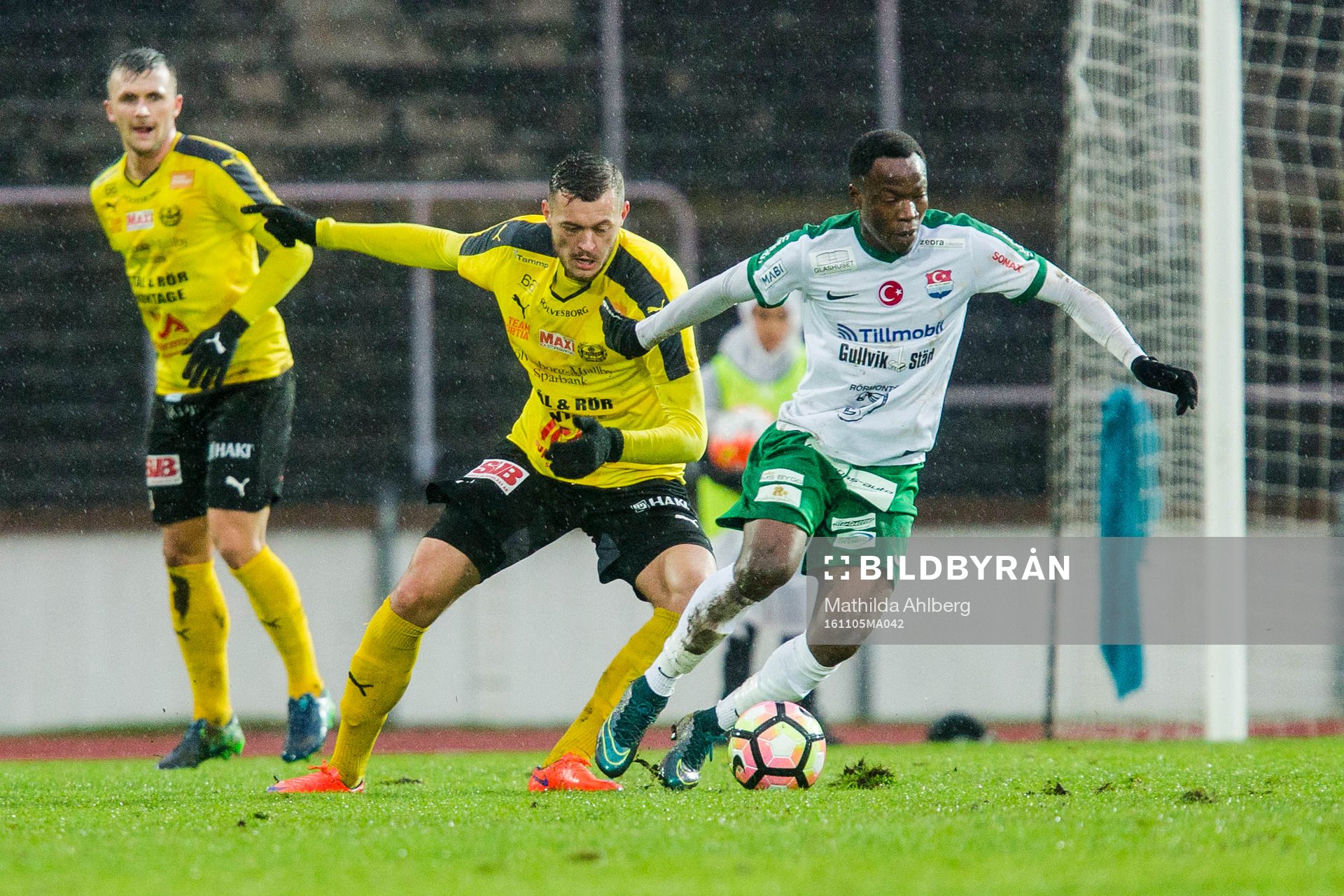 Mjällbys Albert Ejupi  och Prespas Emmanuel Ayaah Okine