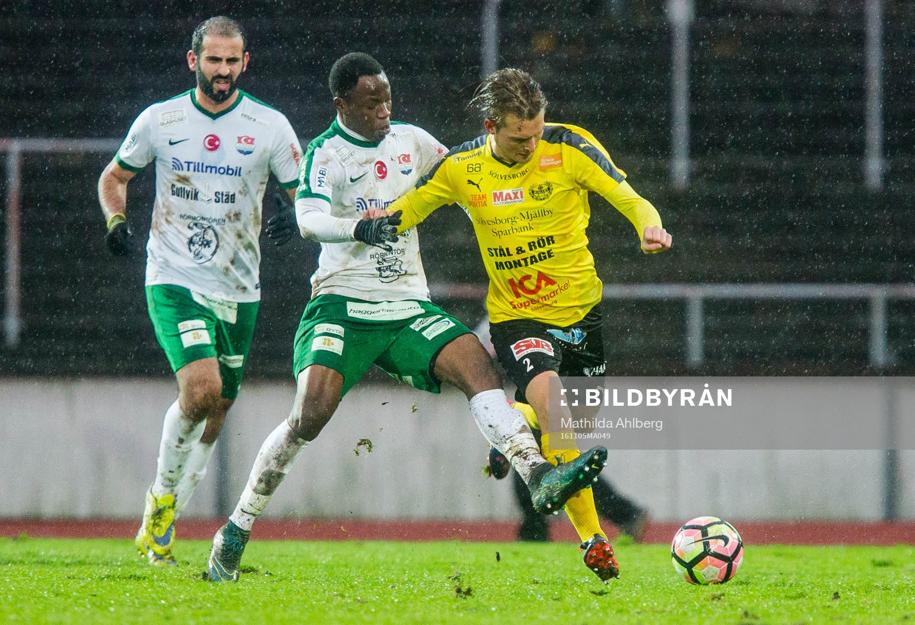 Prespas Emmanuel Ayaah Okine och Mjällbys Jens Sjöström