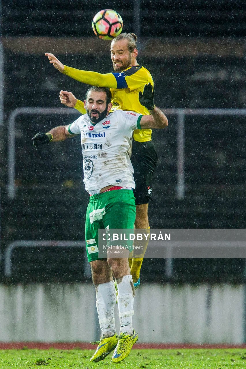 Mjällbys Adam Larsson och Prespas Rudolf Mamoka under fotbollsmatchen i Division 1 mellan Prespa Birlik och Mjällby den 5 november 2016 i Malmö.