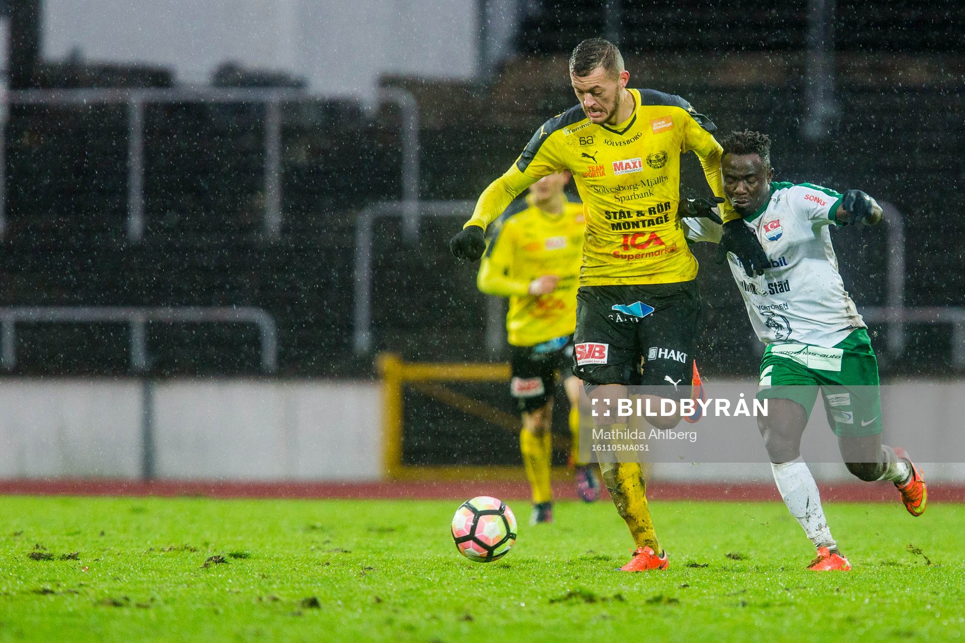 Mjällbys Albert Ejupi och Prespas Yakubu Akilu