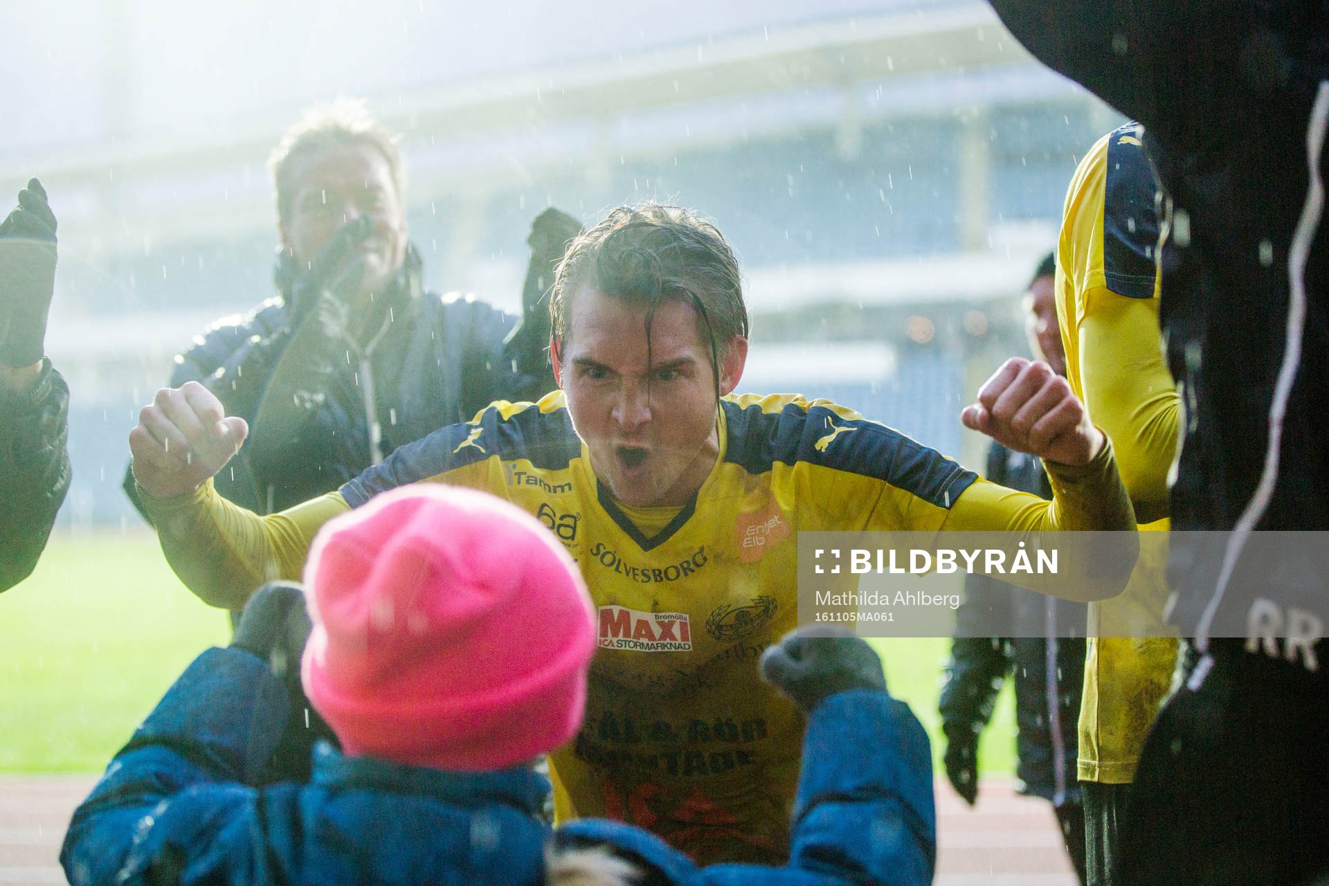 Mjällbys Jens Sjöström jublar med supporter