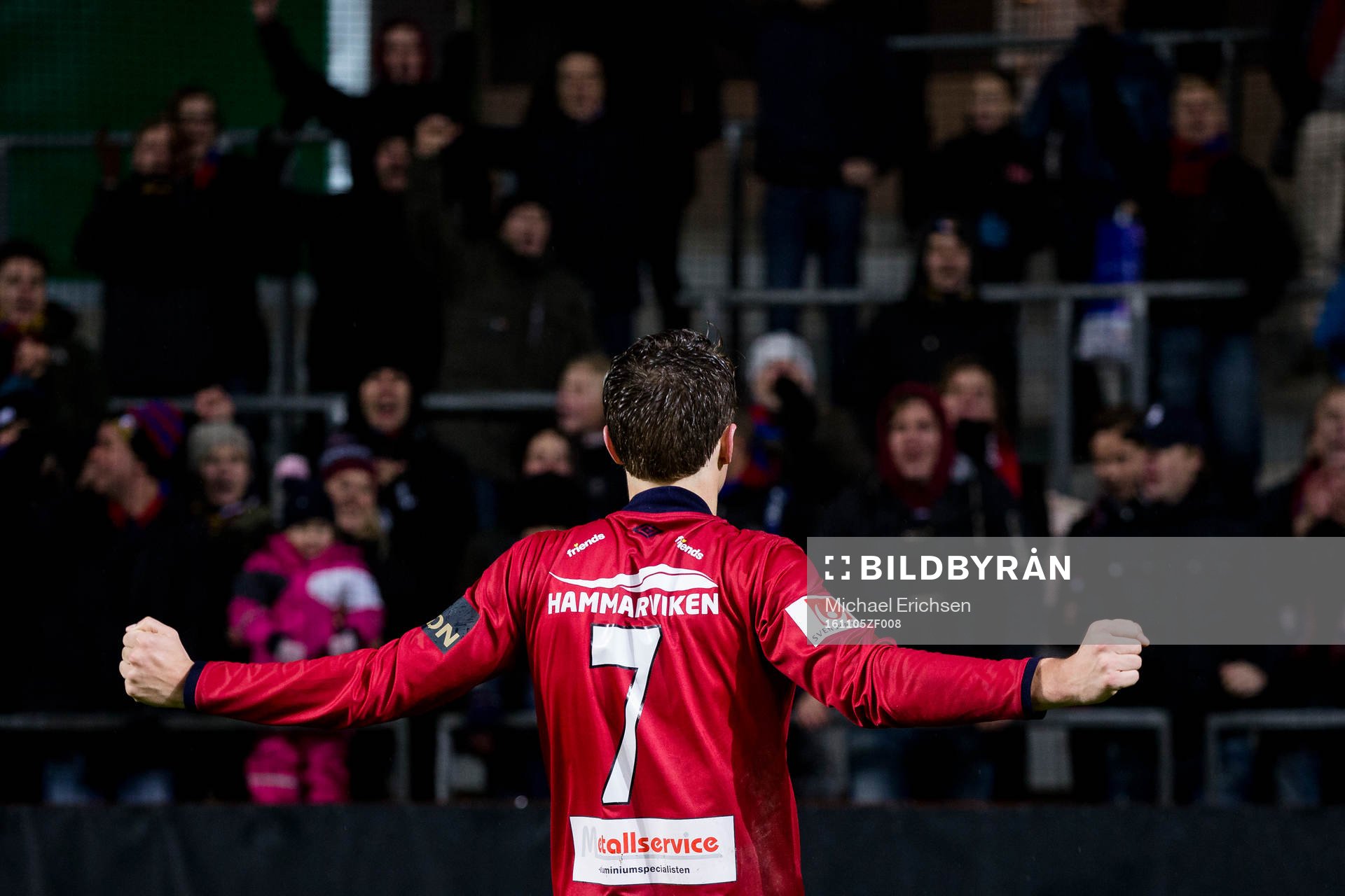 Örgrytes Jakob Lindström tackar klacken