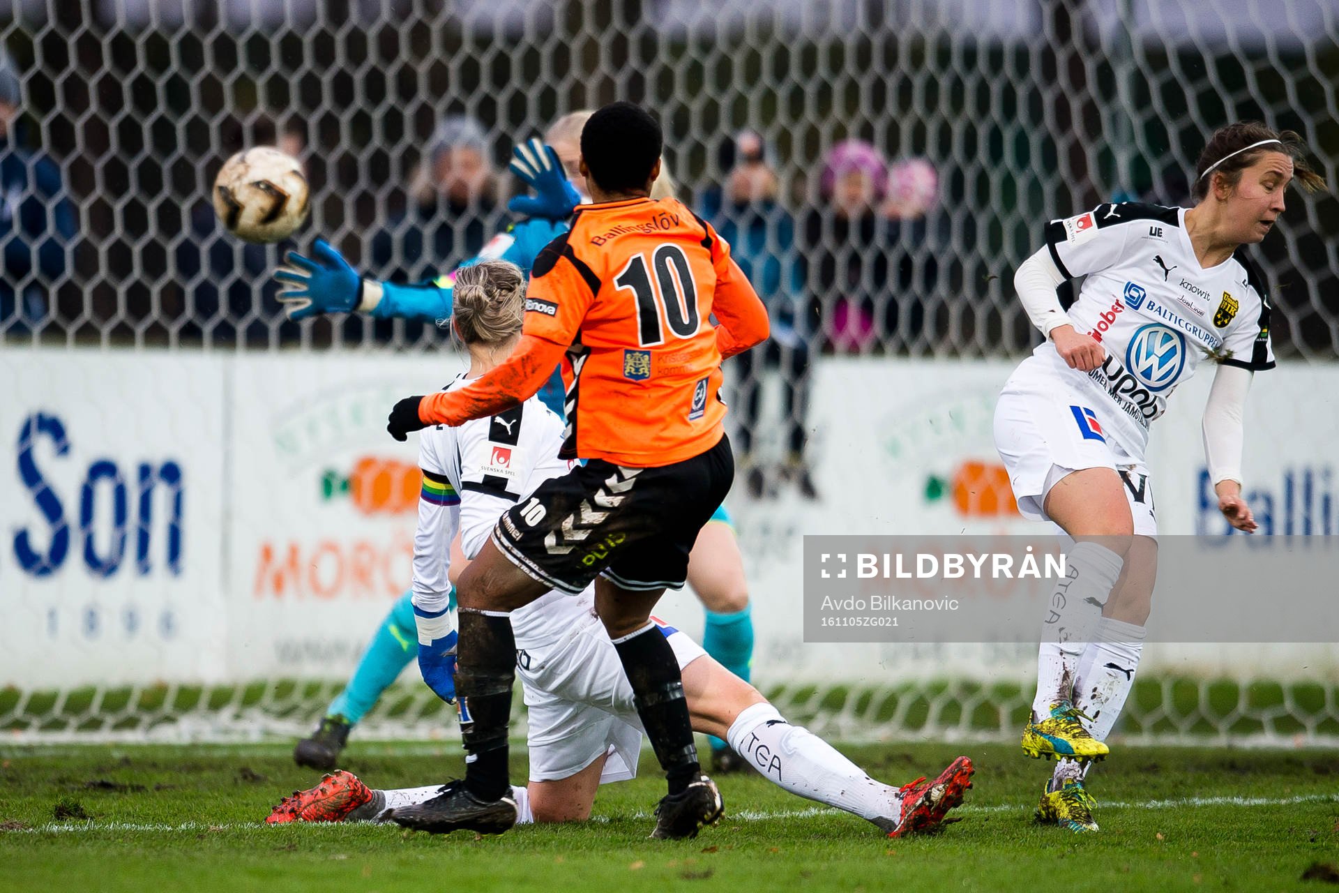 Kristianstads Ida Rebecca Guehai skjuter in 1-0 målet