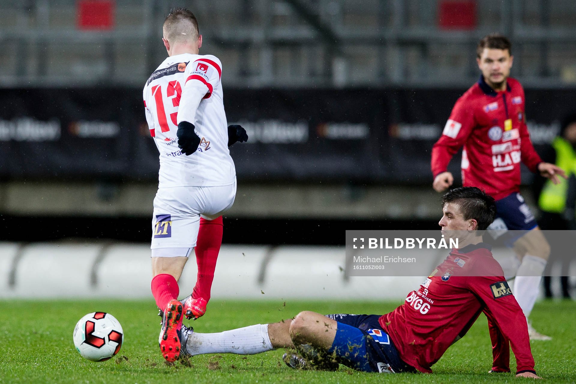 Örgrytes Daniel Paulson glidtacklar Assyriskas Gustav Jarl under fotbollsmatchen i Superettan mellan Örgryte och Assyriska den 5 november 2016 i Göteborg.