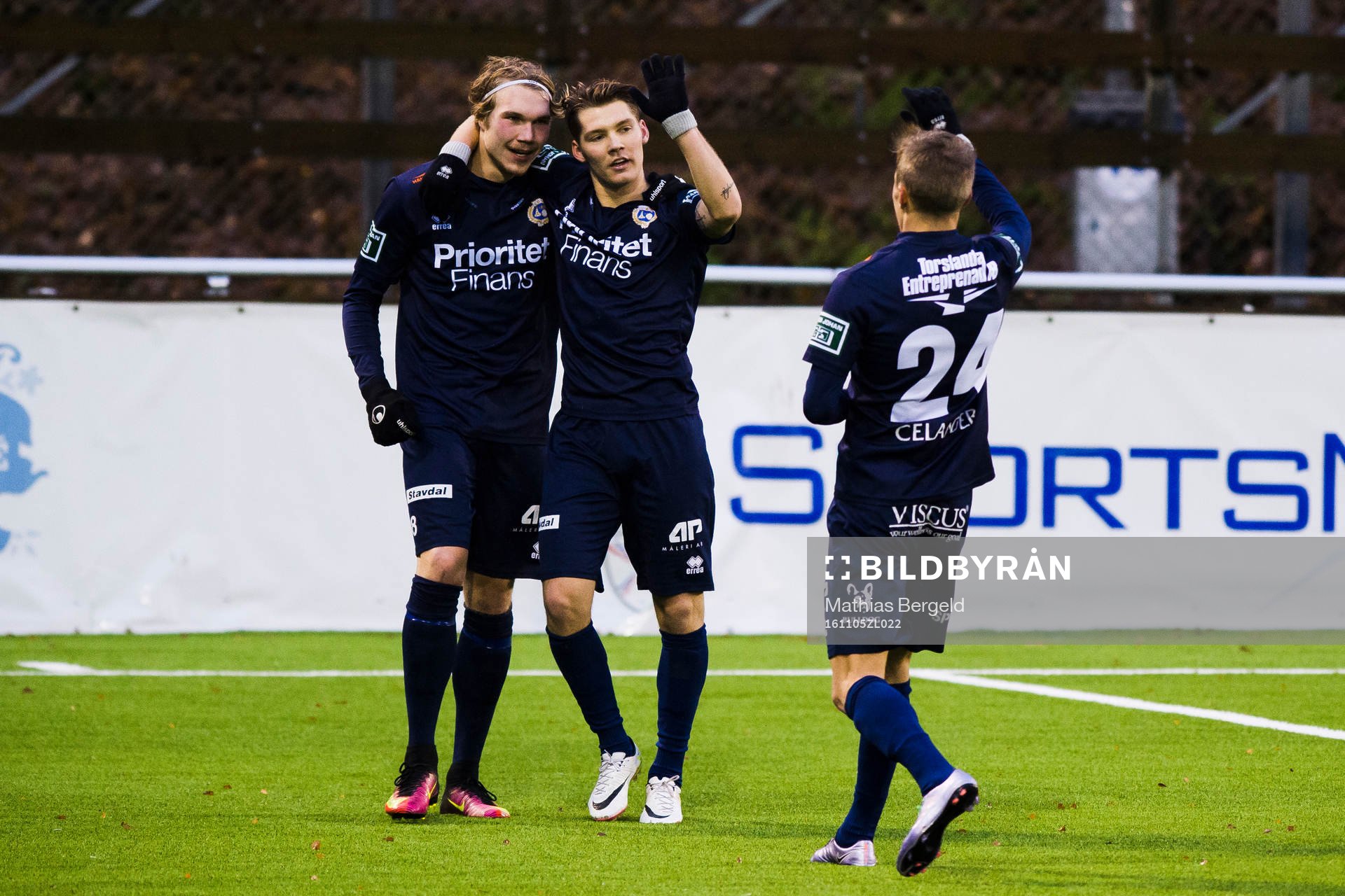 Målskytten till 3-0, Utsiktens Oskar Wallén, jublar med Karl Bohm och Erik Westermark under fotbollsmatchen i Division Ett Södra mellan Utsikten och Trollhättan den 5 November 2016 i Göteborg.