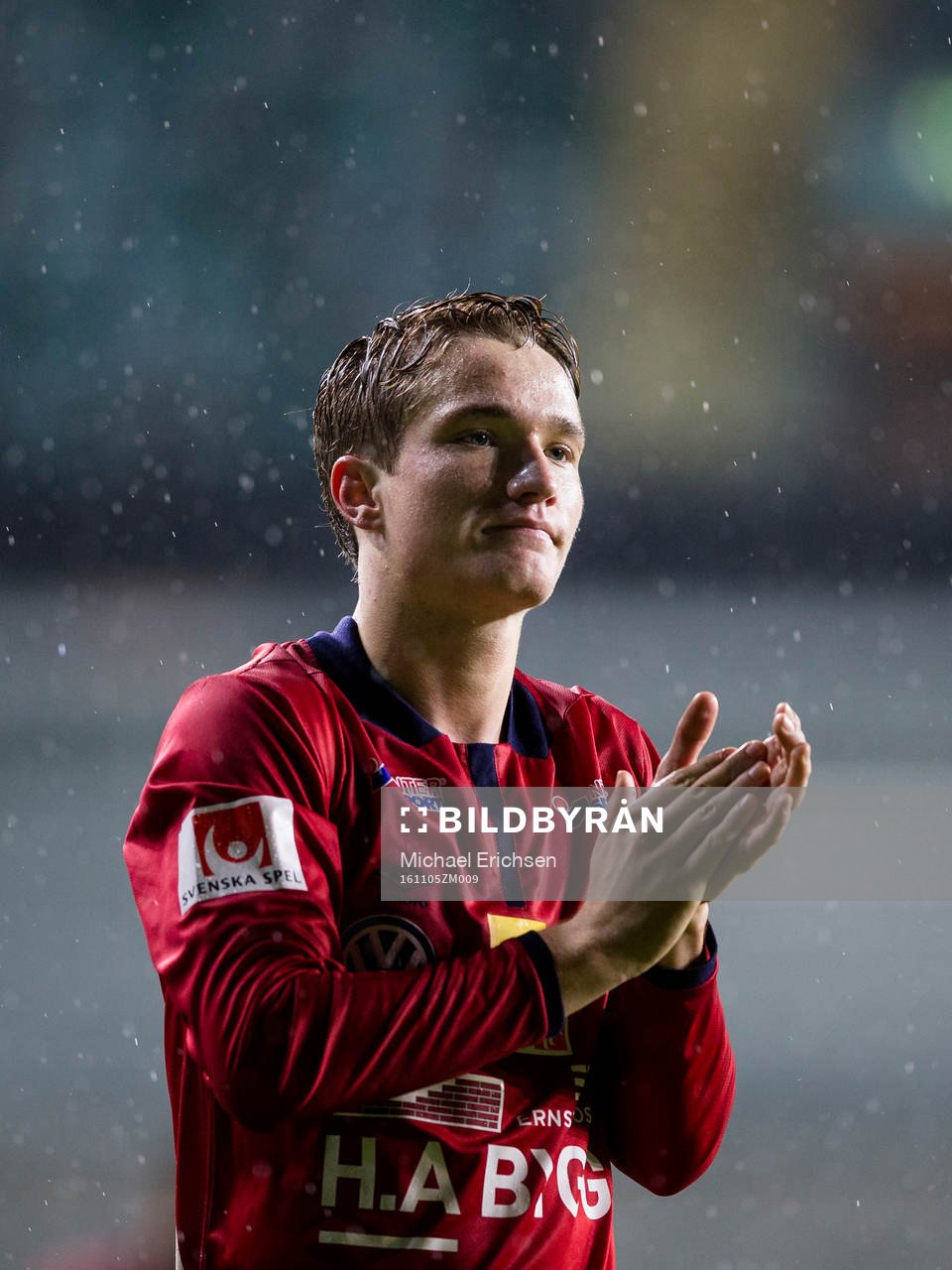 Örgrytes Jakob Lindström tackar publiken efter fotbollsmatchen i Superettan mellan Örgryte och Assyriska den 5 november 2016 i Göteborg.