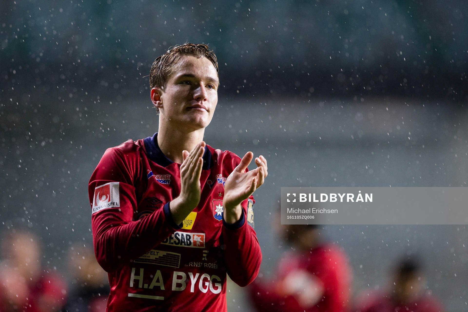 Örgrytes Jakob Lindström tackar publiken efter fotbollsmatchen i Superettan mellan Örgryte och Assyriska den 5 november 2016 i Göteborg.