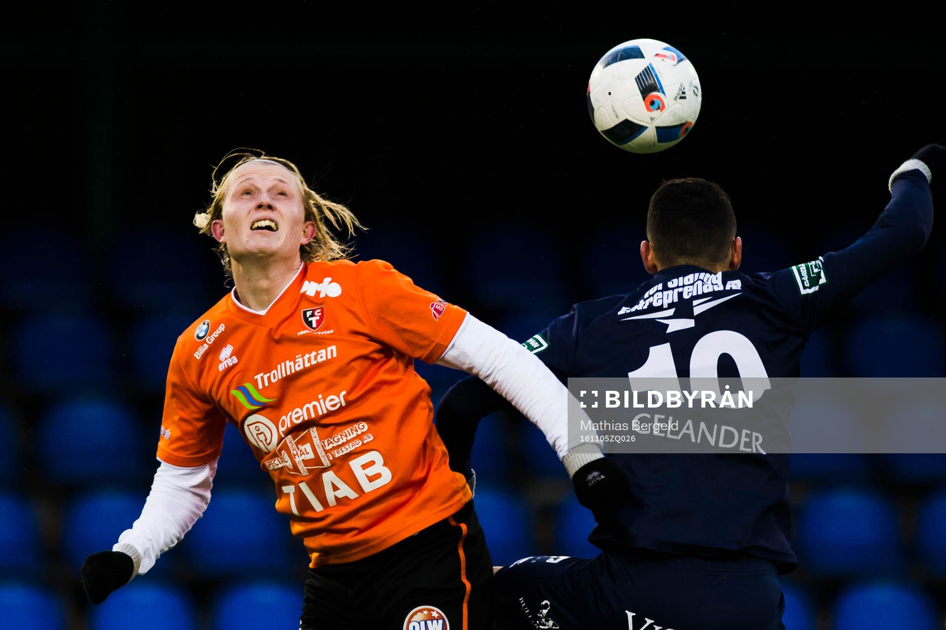 Trollhättans Oscar Ehner i nickduell med Utsiktens Fuad Hyseni under fotbollsmatchen i Division Ett Södra mellan Utsikten och Trollhättan den 5 November 2016 i Göteborg.