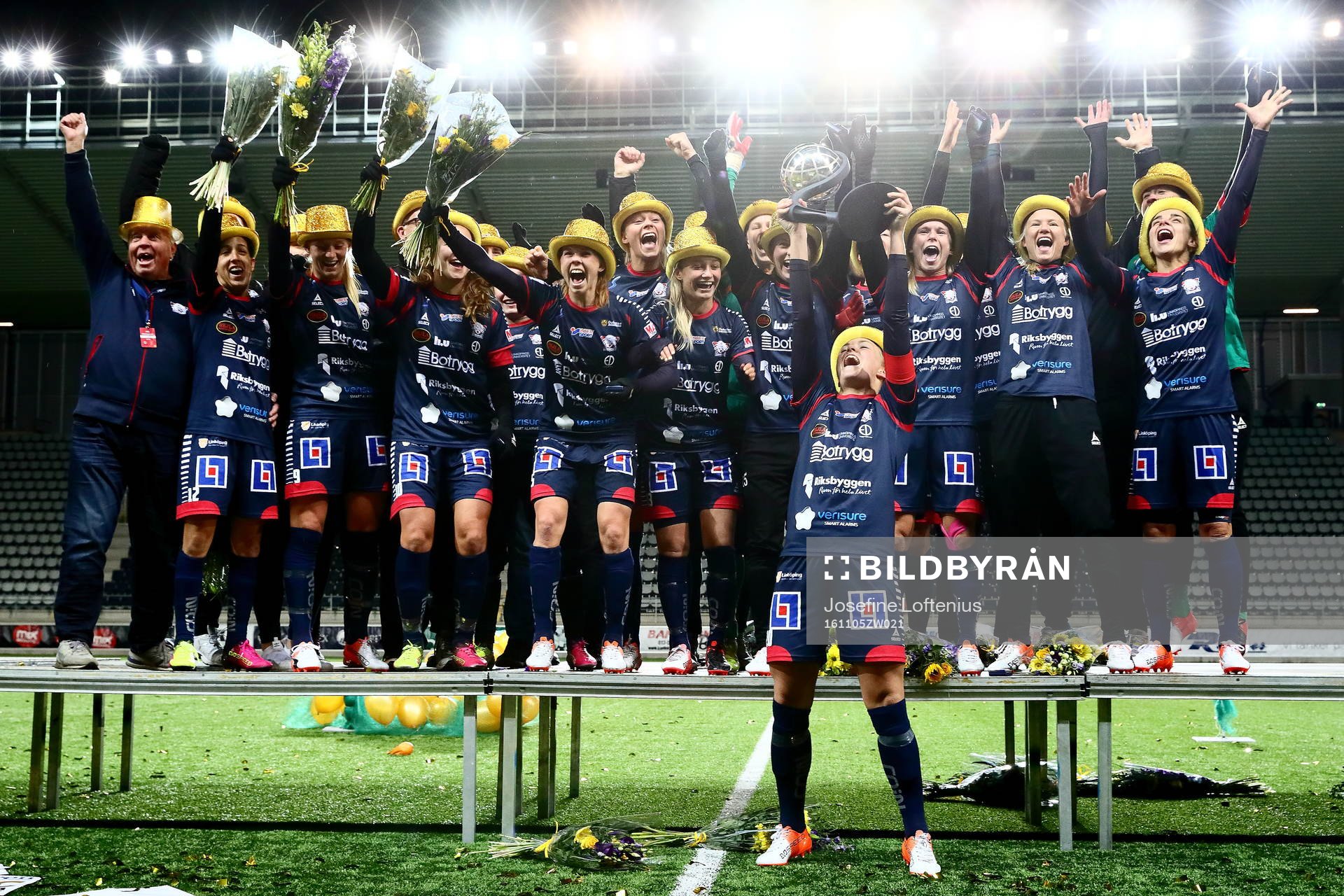 Linköping jublar och firar guldet under fotbollsmatchen i Damallsvenskan mellan Linköping och Eskilstuna den 5 november 2016 i Linköping.