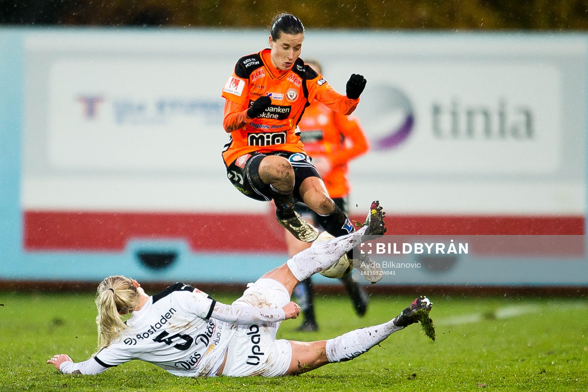 Kristianstads Johanna Rasmussen glidtacklat av Umeås Hanna Glas under fotbollsmatchen i Damallsvenskan mellan Kristianstad och Umeå den 5 november 2016 i Kristianstad.