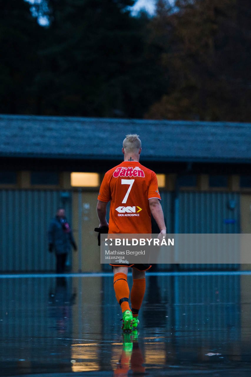 Trollhättans Jonathan Gustafsson går mot