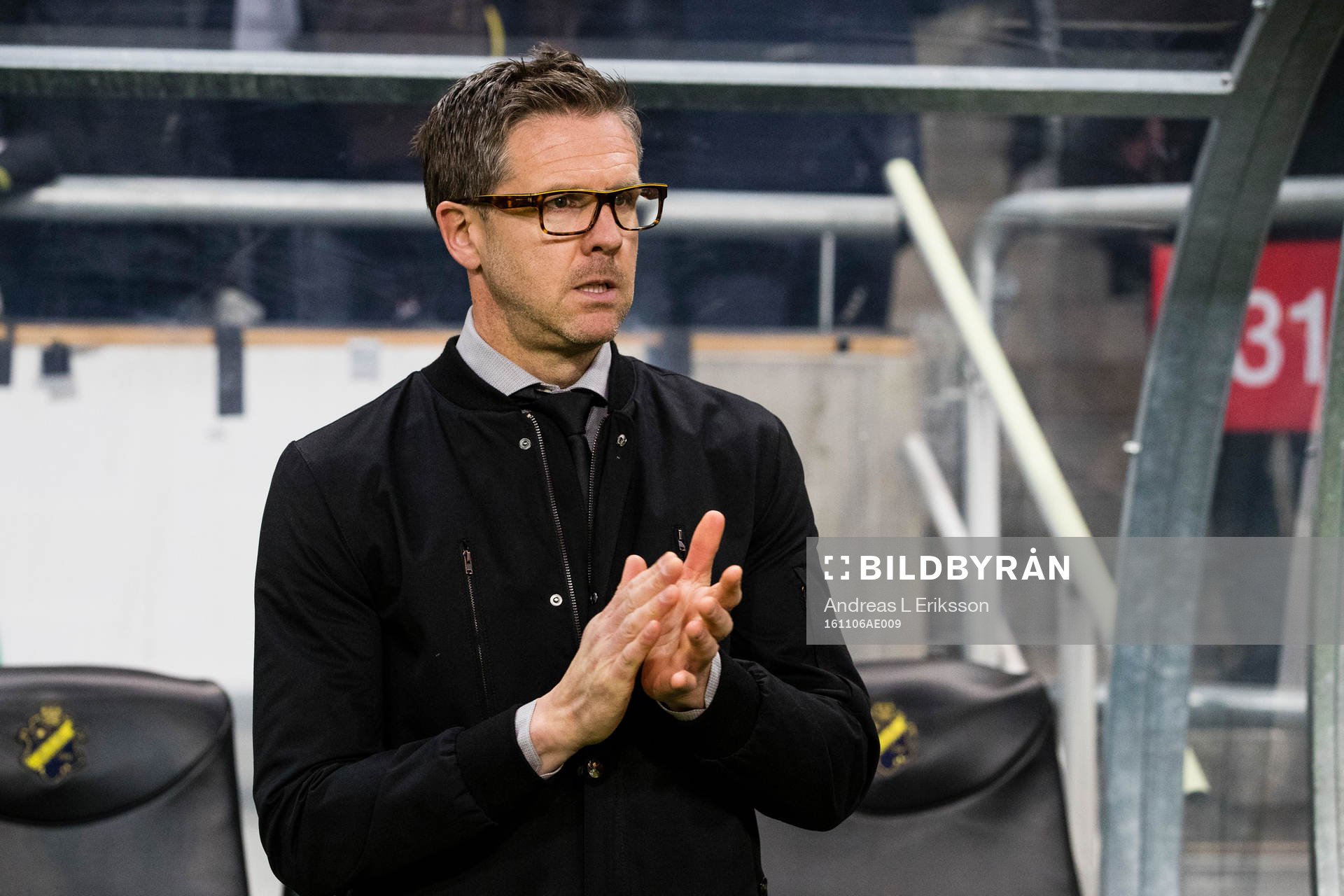 s tränare Rikard Norling innan fotbollsmatchen i