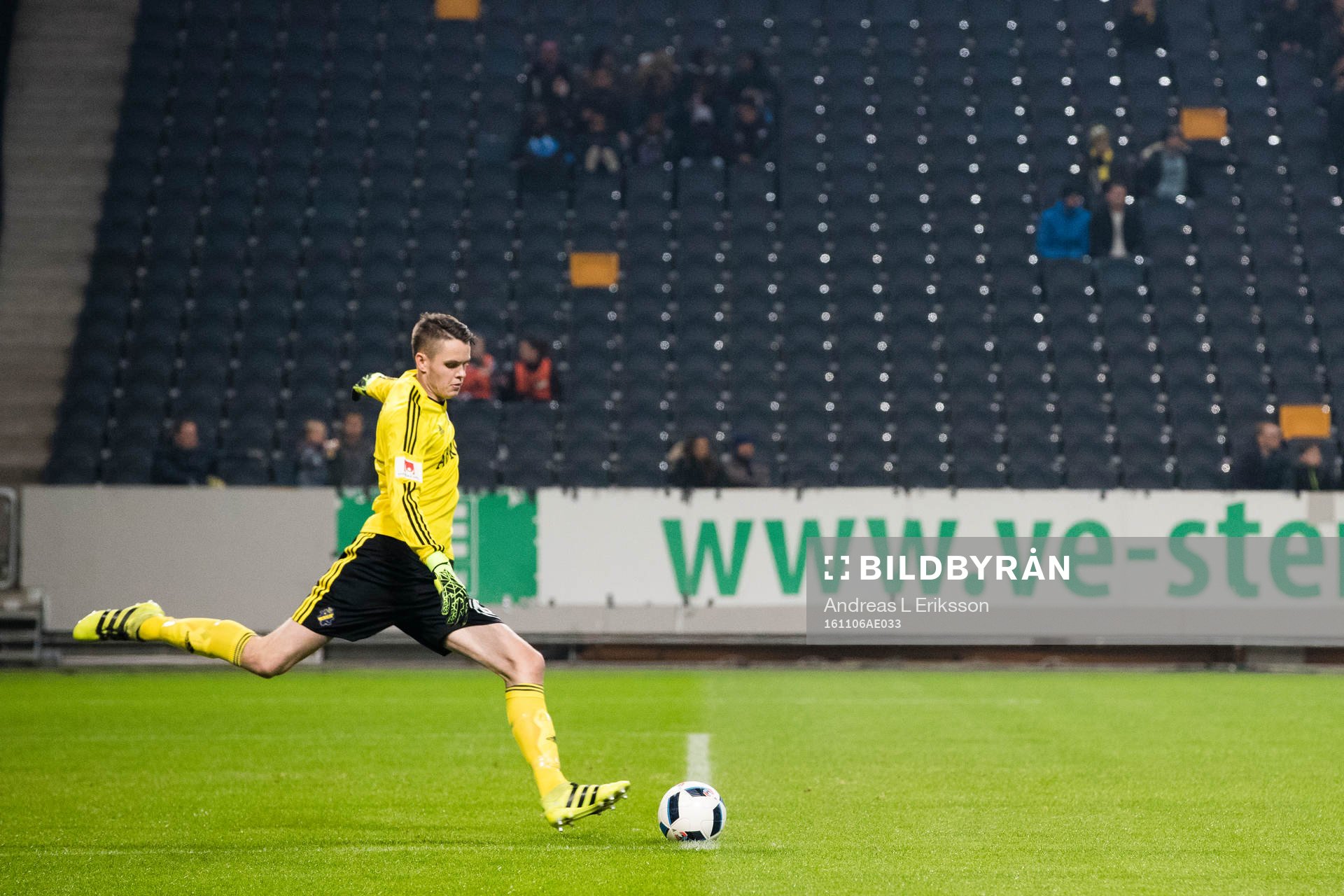 s målvakt Oscar Linnér med en utspark