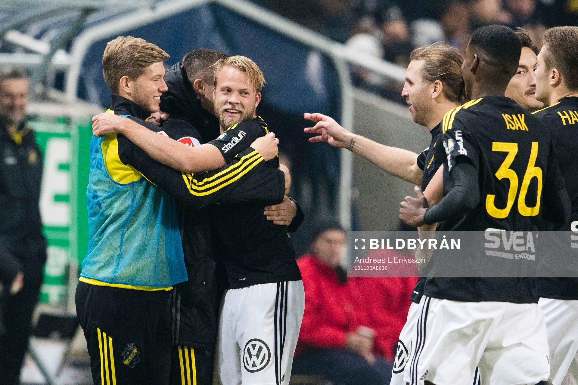 AIK:s Daniel Sundgren (m) jublar tillsammans med Anton Jönsson Salétros, Nils-Eric Johansson och Alexander Isak under fotbollsmatchen i Allsvenskan mellan AIK och Kalmar den 6 november 2016 i Stockholm.