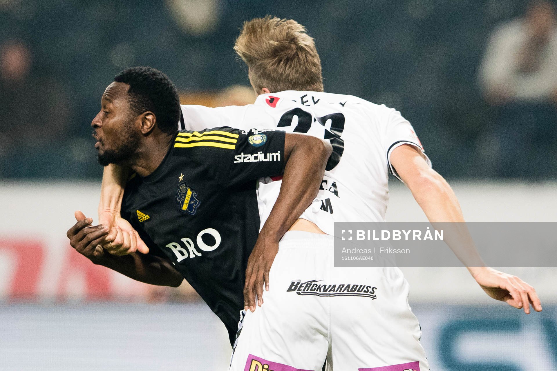 s Chinedu Ogbuke Obasi i en närkamp med Kalmars Viktor Elm