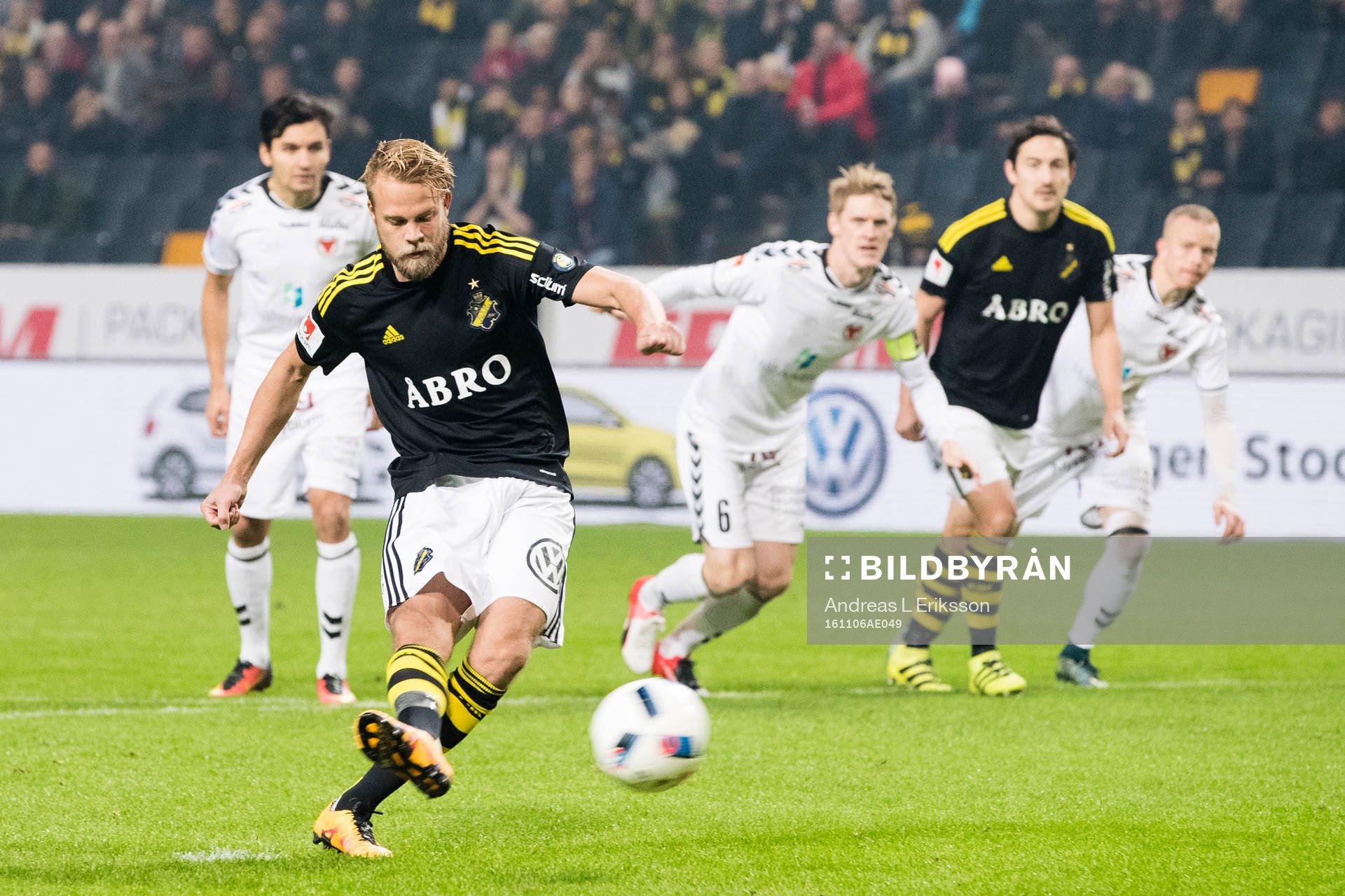 s Daniel Sundgren skjuter en straff
