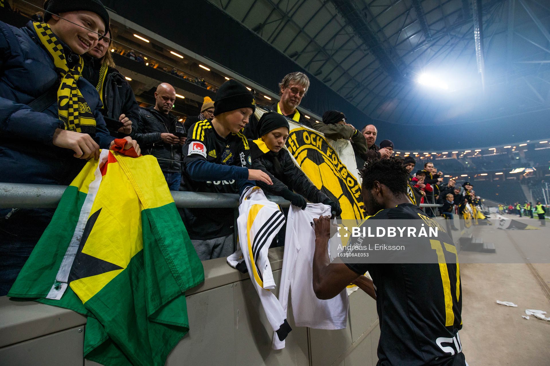 s Ebenezer Ofori skriver autografer