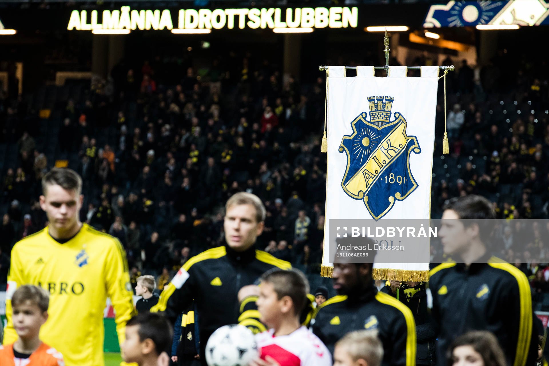 s emblem innan fotbollsmatchen i Allsvenskan mellan AIK och