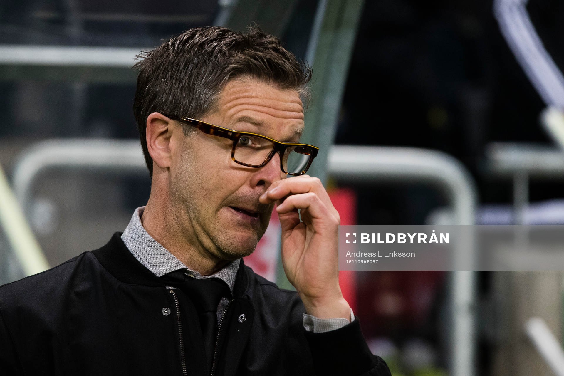 s tränare Rikard Norling innan fotbollsmatchen i
