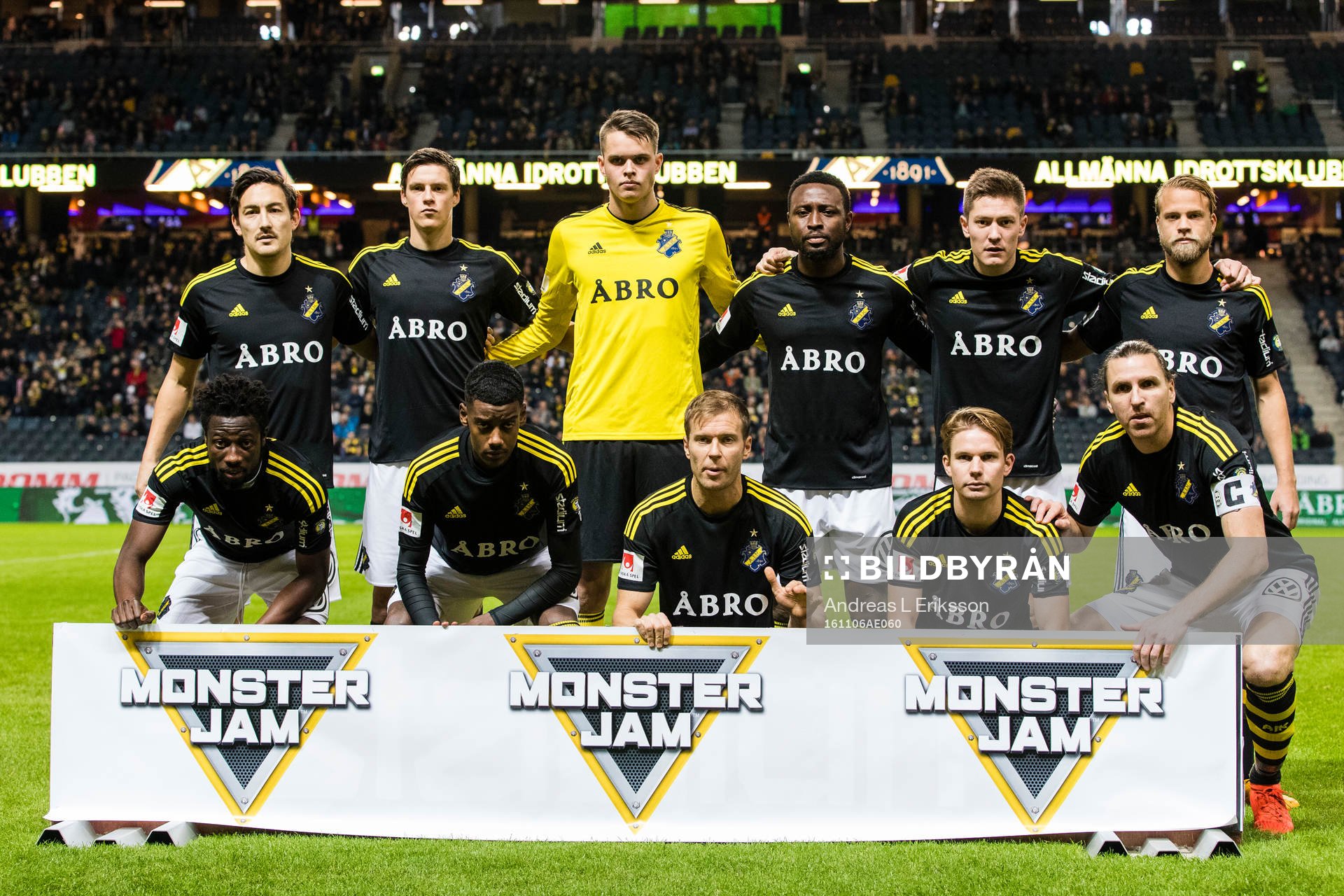 AIK:s startelva innan fotbollsmatchen i Allsvenskan mellan AIK och Kalmar den 6 november 2016 i Stockholm. Övre raden från vänster: Stefan Ishizaki, Sauli Väisänen, målvakt Oscar Linnér, Chinedu Ogbuke Obasi, Haukur Heidar Hauksson och Daniel Sundgren. Nedre raden från vänster: Ebenezer Ofori, Alexander Isak, Per Karlsson, Johan Blomberg och Nils-Eric Johansson.