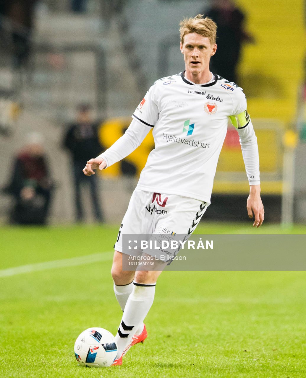 Kalmars Rasmus Elm med bollen
