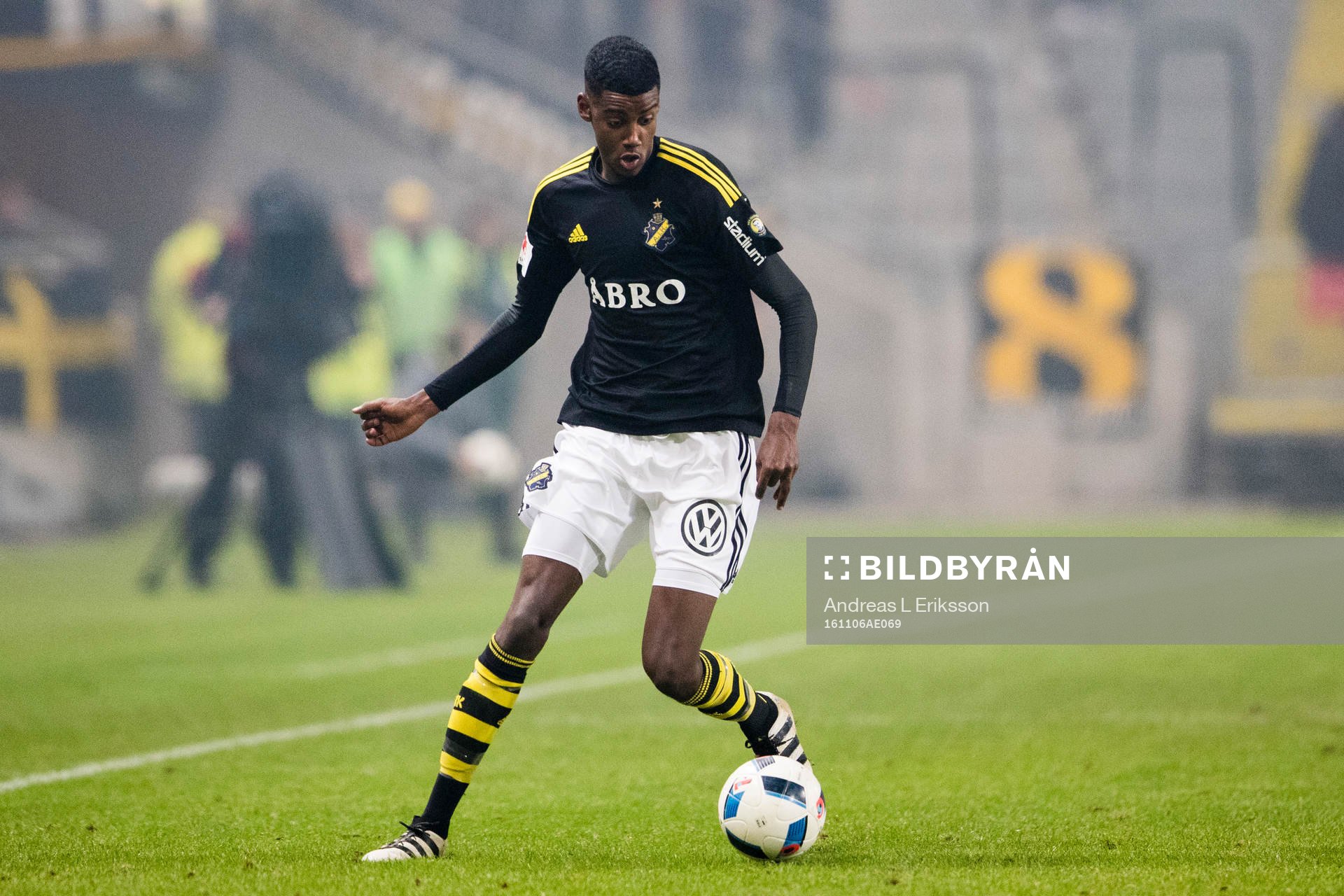 s Alexander Isak med bollen