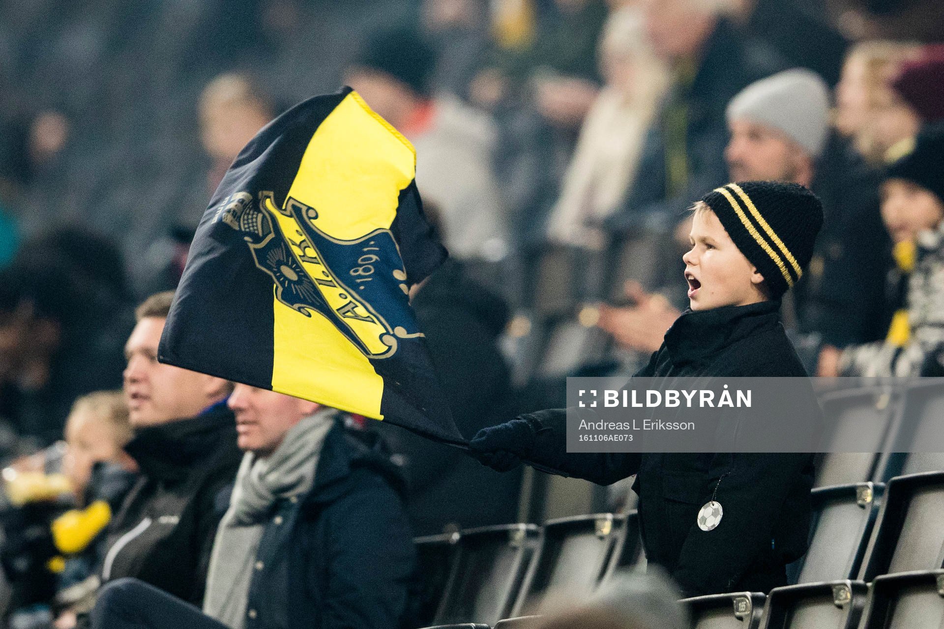 En ung AIK-supporter med en flagga