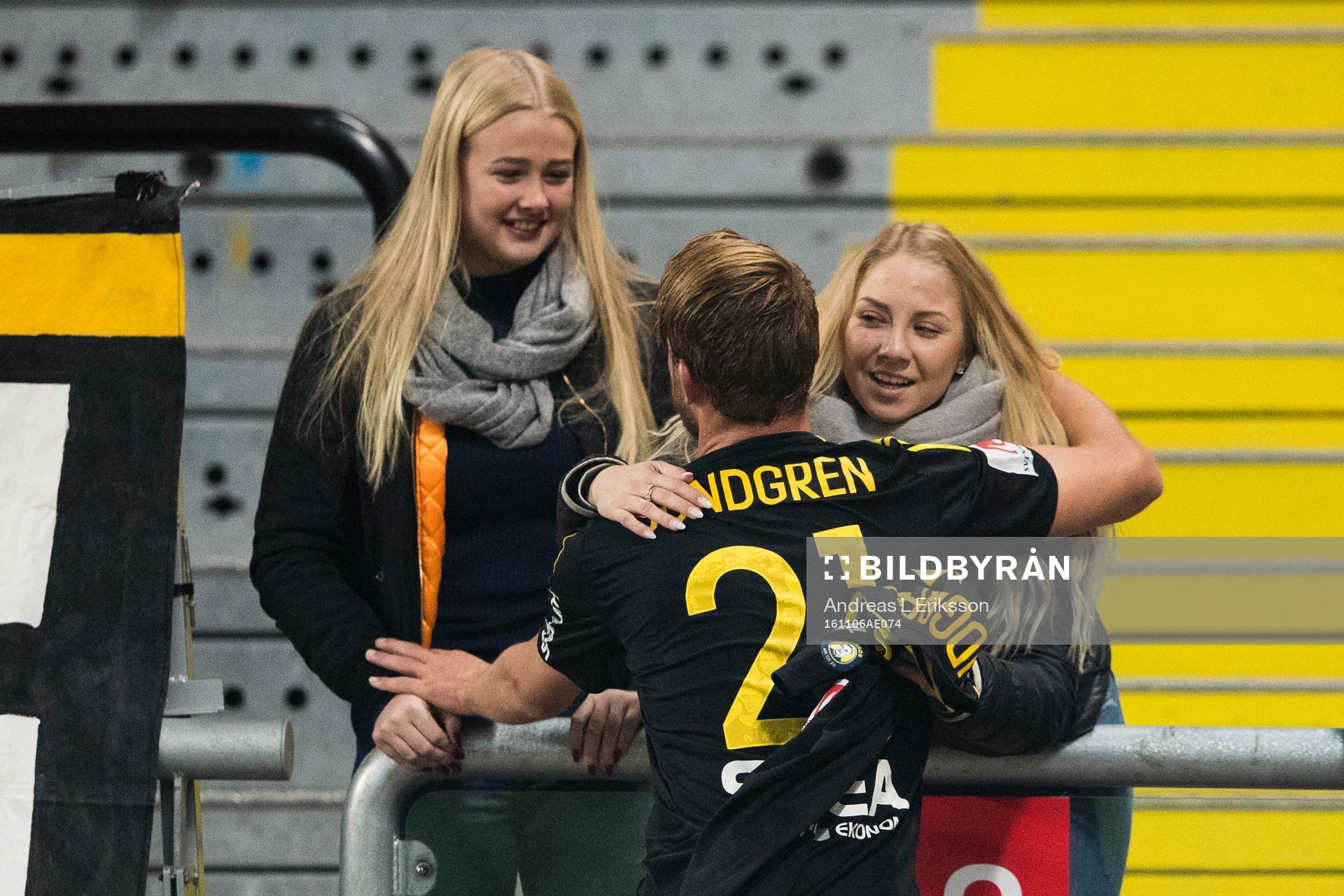 s Daniel Sundgren ger en matchträja till en skådare