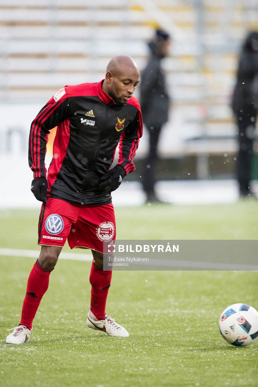 Östersunds Fouad Bachirou värmer upp