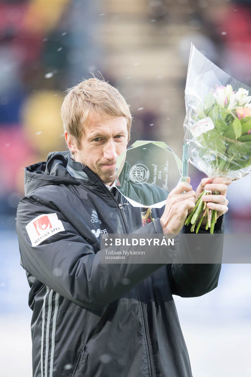 Östersunds tränare Graham Potter tar emot priset som