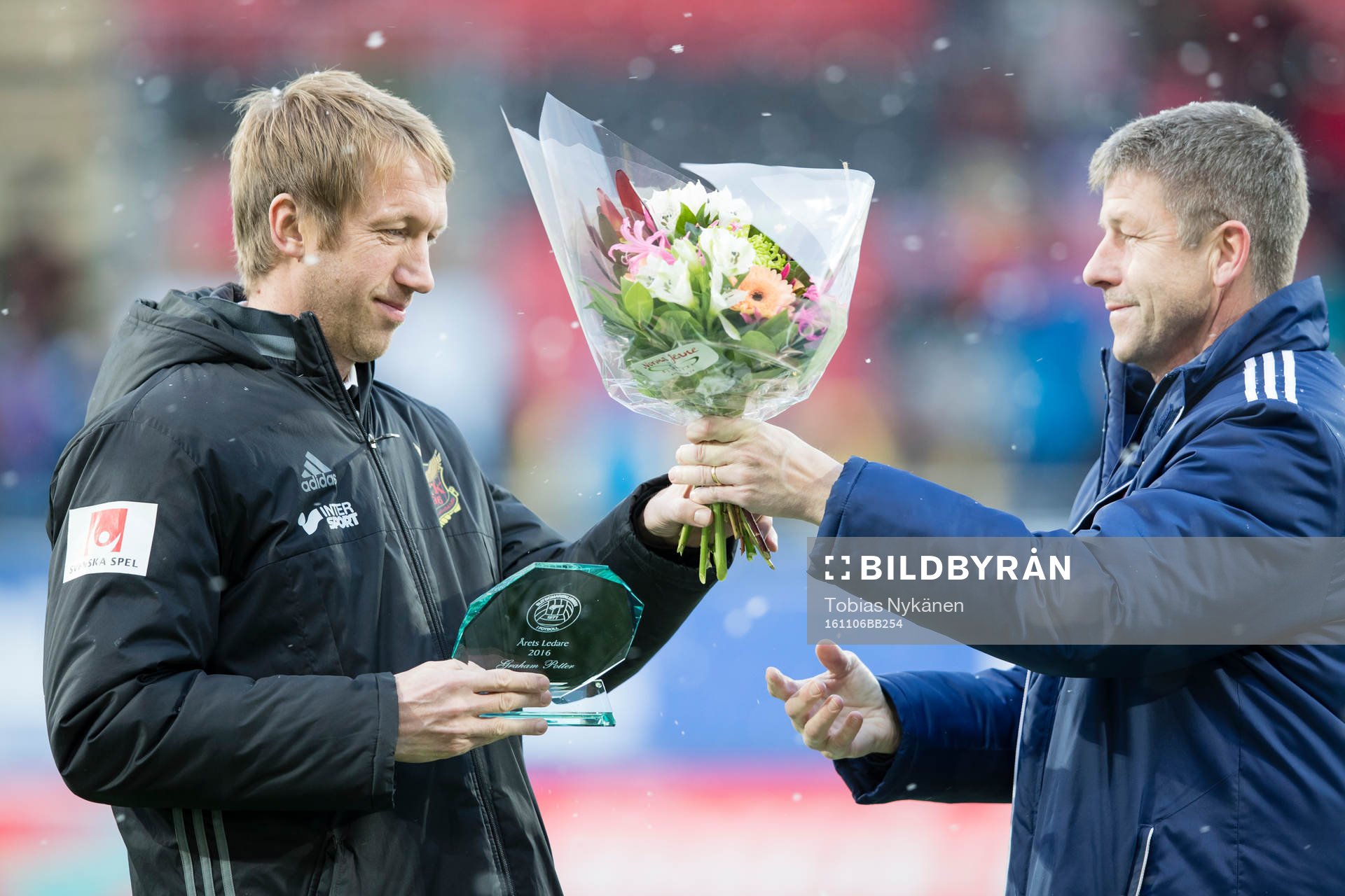Östersunds tränare Graham Potter tar emot priset som
