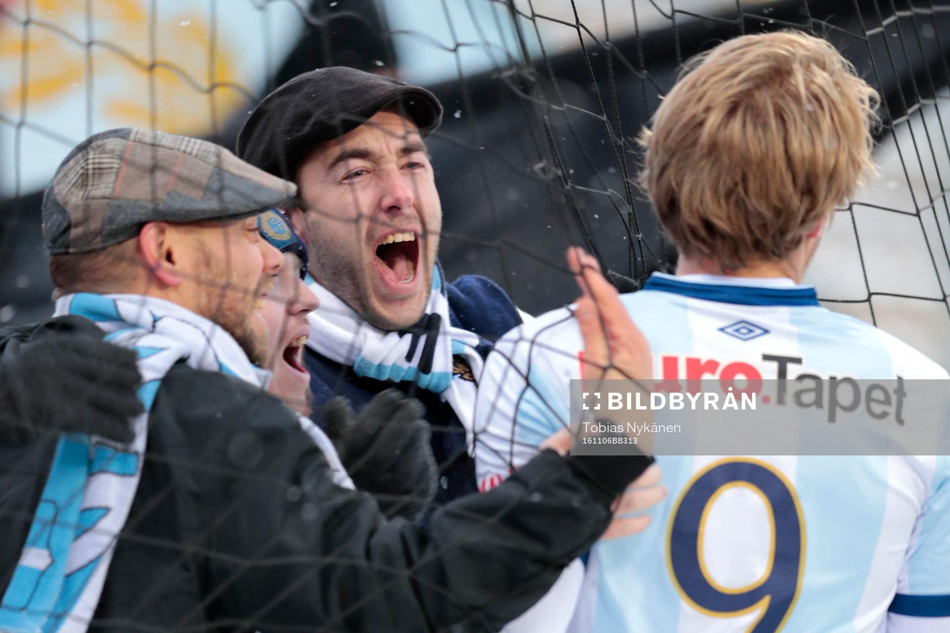 Gefles Johan Oremo jublar med publiken efter att han gjort 0-2 under fotbollsmatchen i Allsvenskan mellan Östersund och Gefle den 26 oktober 2016 i Östersund.