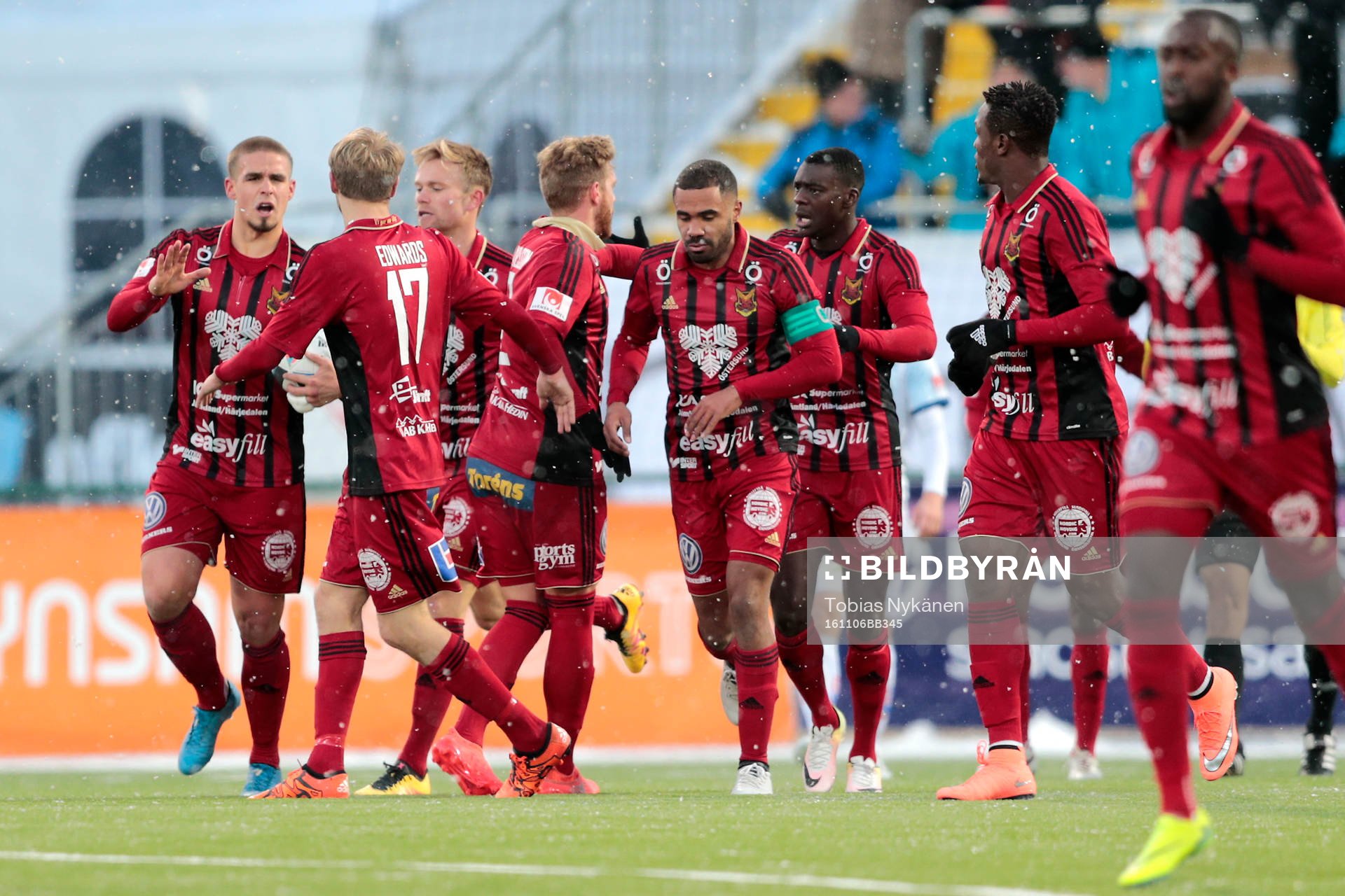 Östersund jublar av 1-2 genom Alex Dyer under fotbollsmatchen i Allsvenskan mellan Östersund och Gefle den 26 oktober 2016 i Östersund.