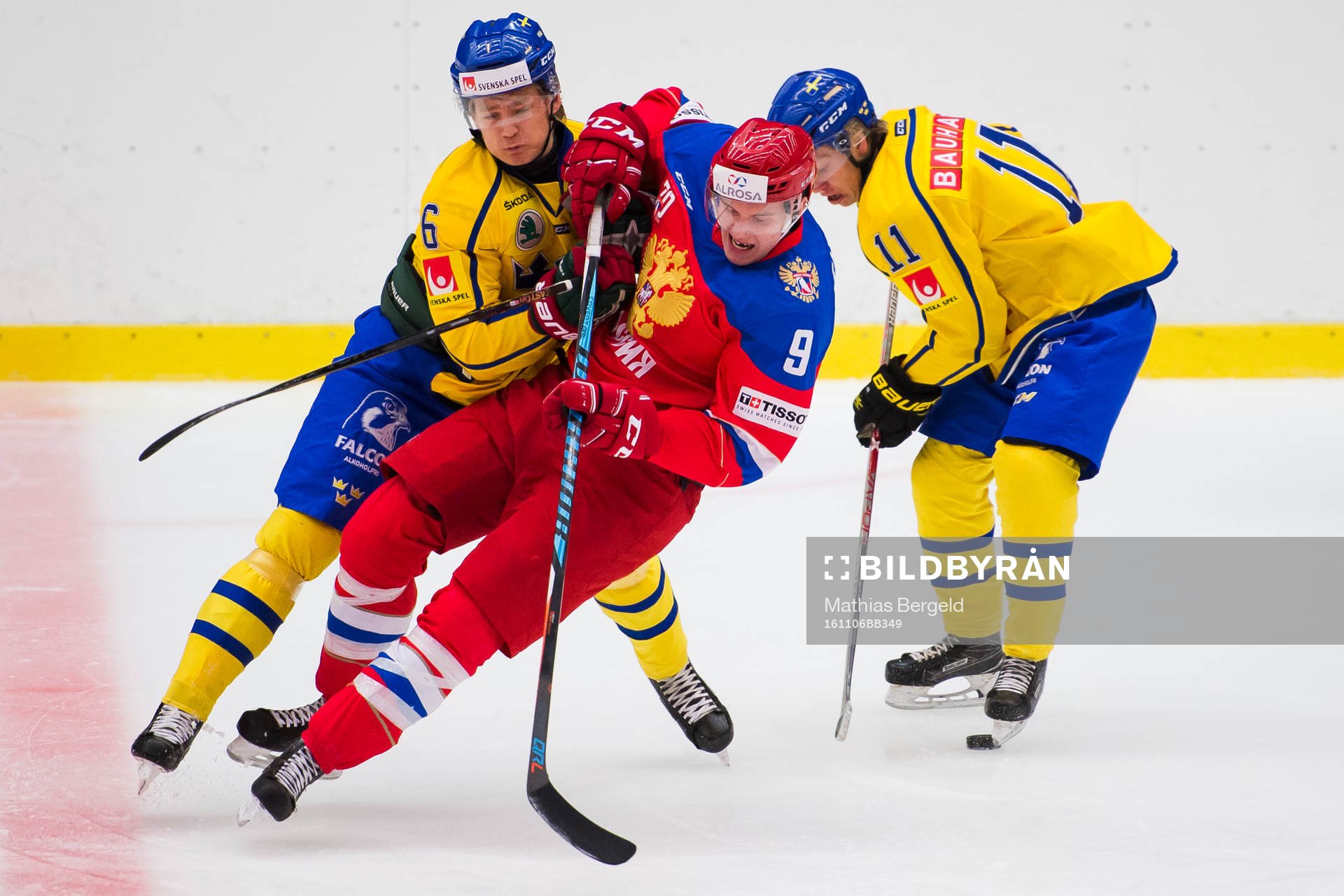 Sveriges Kristoffer Gunnarsson tacklar Rysslands Egor Fateev