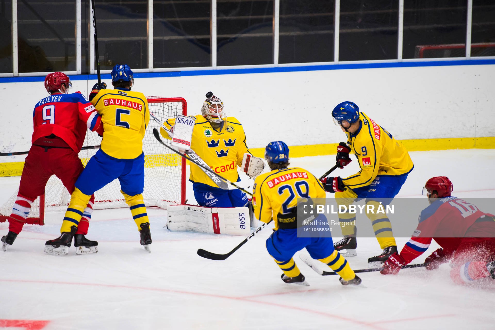 Rysslands Igor Shvyrev gör 1-1-målet bakom Sveriges