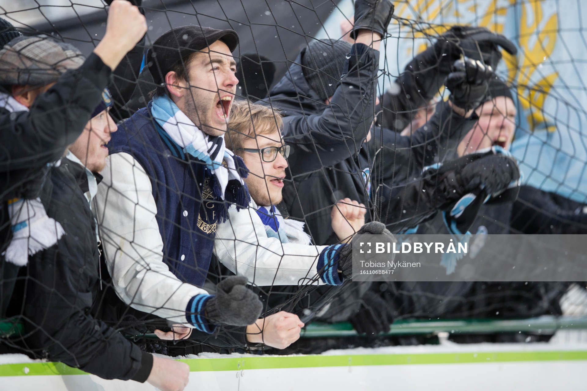 Gefles supportrar jublar