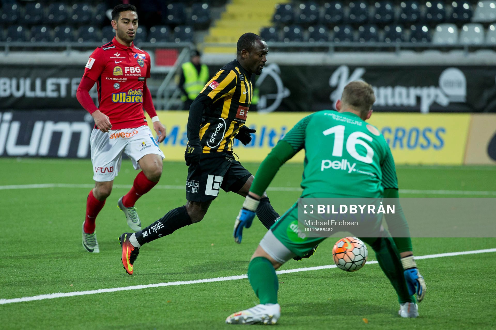 Häckens John Owoeri skjuter 4-0 bakom Falkenbergs målvakt
