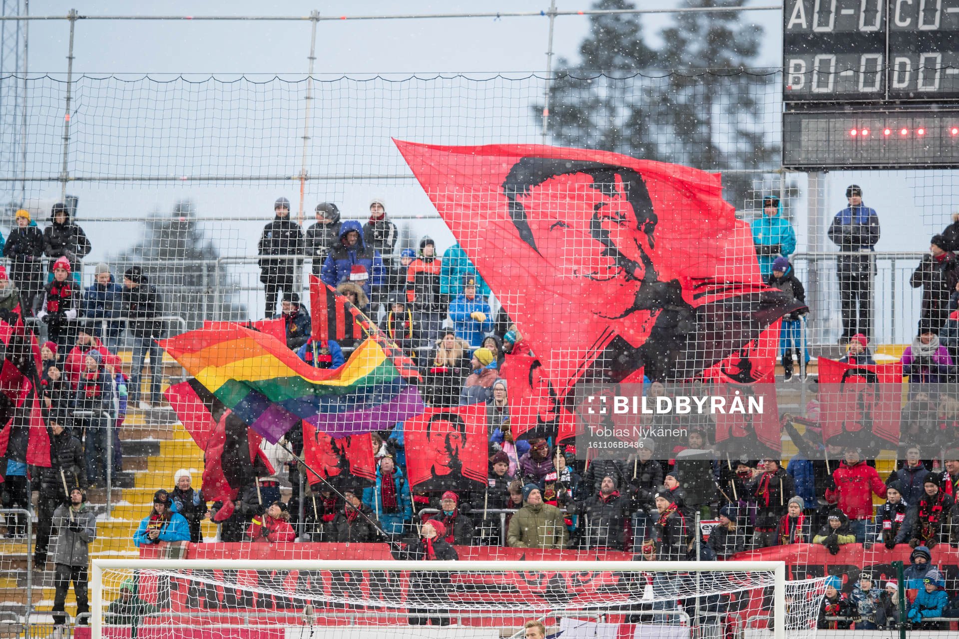Östersunds supportrar hyllar tränare Graham Potter med en
